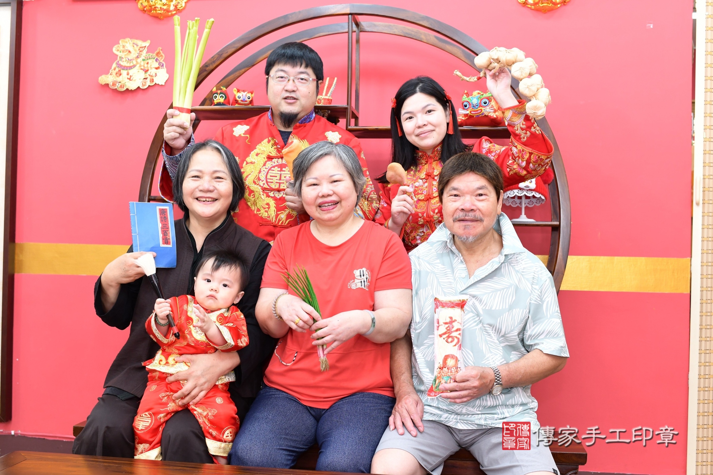 新北市永和區小煊寶寶抓周推薦：傳家新北店抓周度脺中國風會場，嬰兒古禮抓周流程儀式吉祥話、抓周道具物品24種、拍照。抓周證書。2025.6.19，照片15