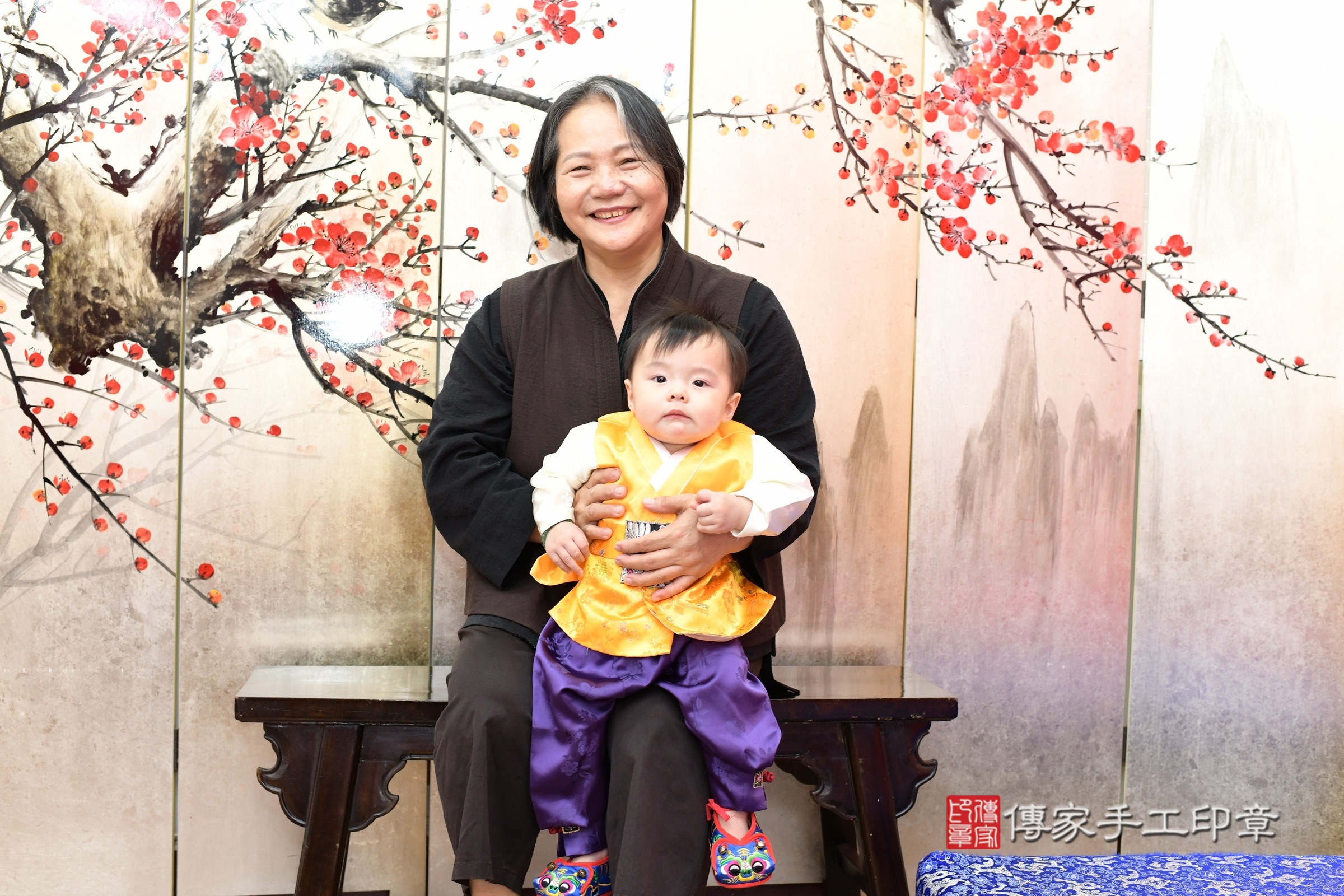 新北市永和區小煊寶寶抓周推薦：傳家新北店抓周度脺中國風會場，嬰兒古禮抓周流程儀式吉祥話、抓周道具物品24種、拍照。抓周證書。2025.6.19，照片3