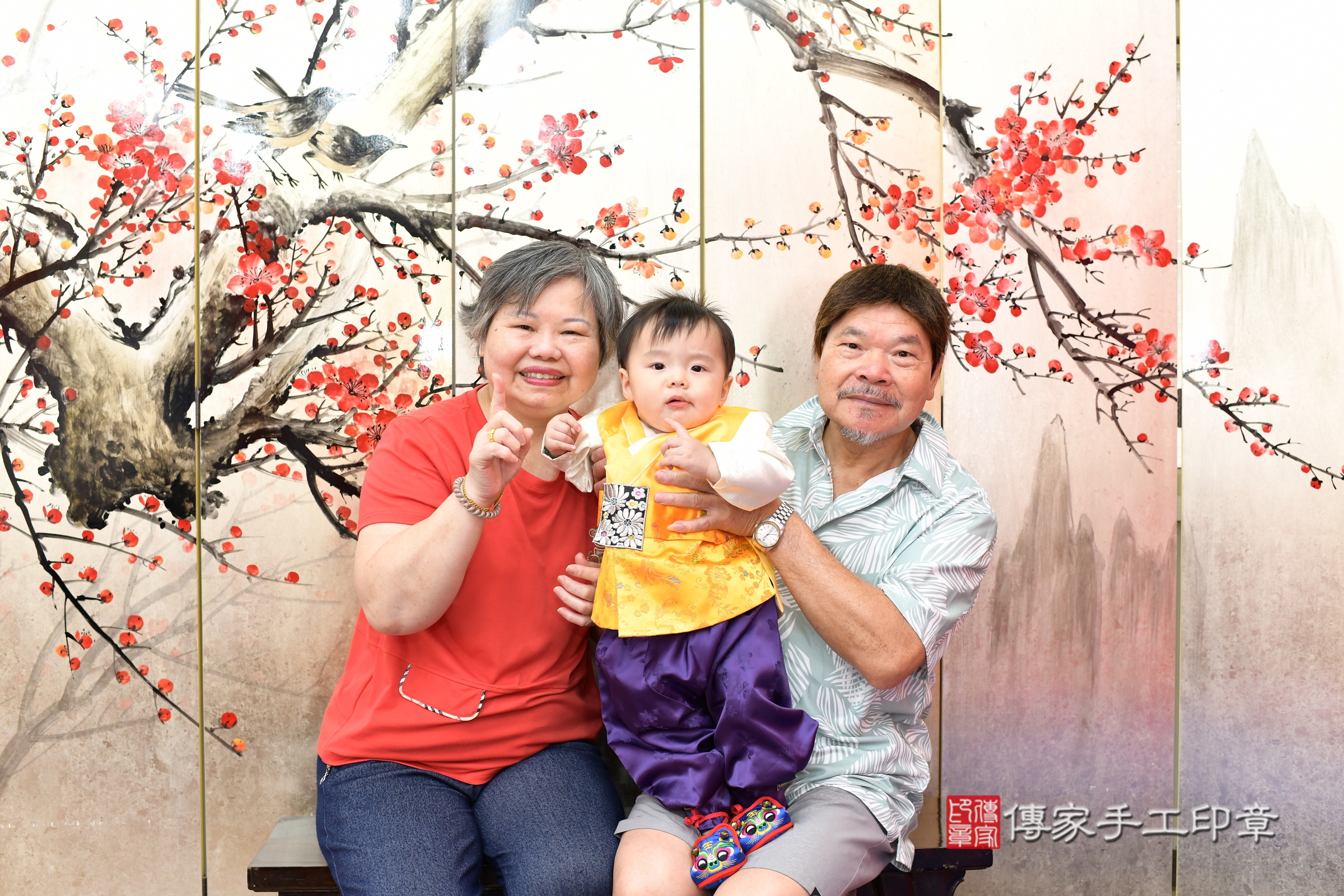 新北市永和區小煊寶寶抓周推薦：傳家新北店抓周度脺中國風會場，嬰兒古禮抓周流程儀式吉祥話、抓周道具物品24種、拍照。抓周證書。2025.6.19，照片4