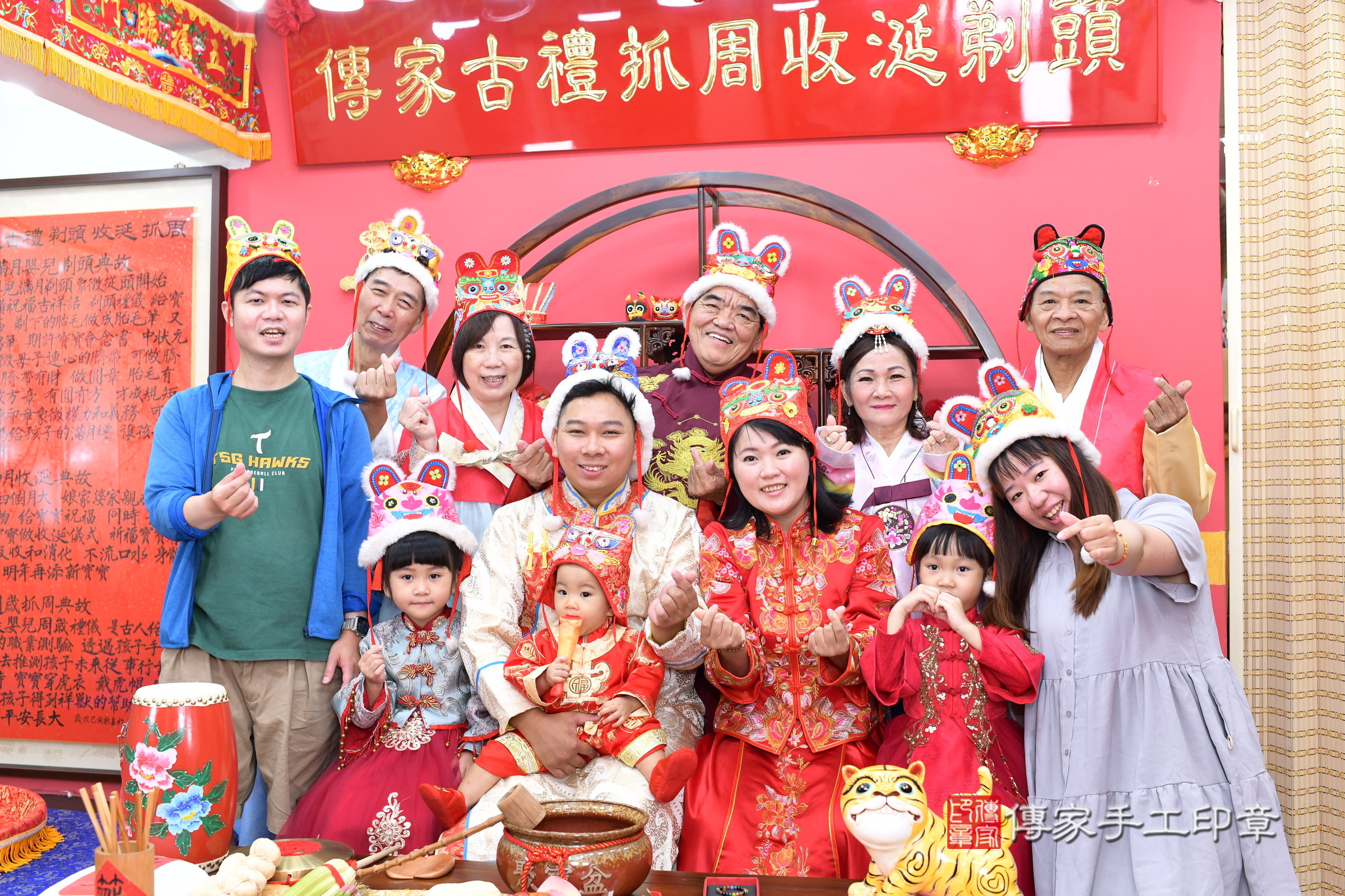 新北市永和區喆喆寶寶抓周推薦：傳家新北店抓周度脺中國風會場，嬰兒古禮抓周流程儀式吉祥話、抓周道具物品24種、拍照。抓周證書。2025.6.22，照片23
