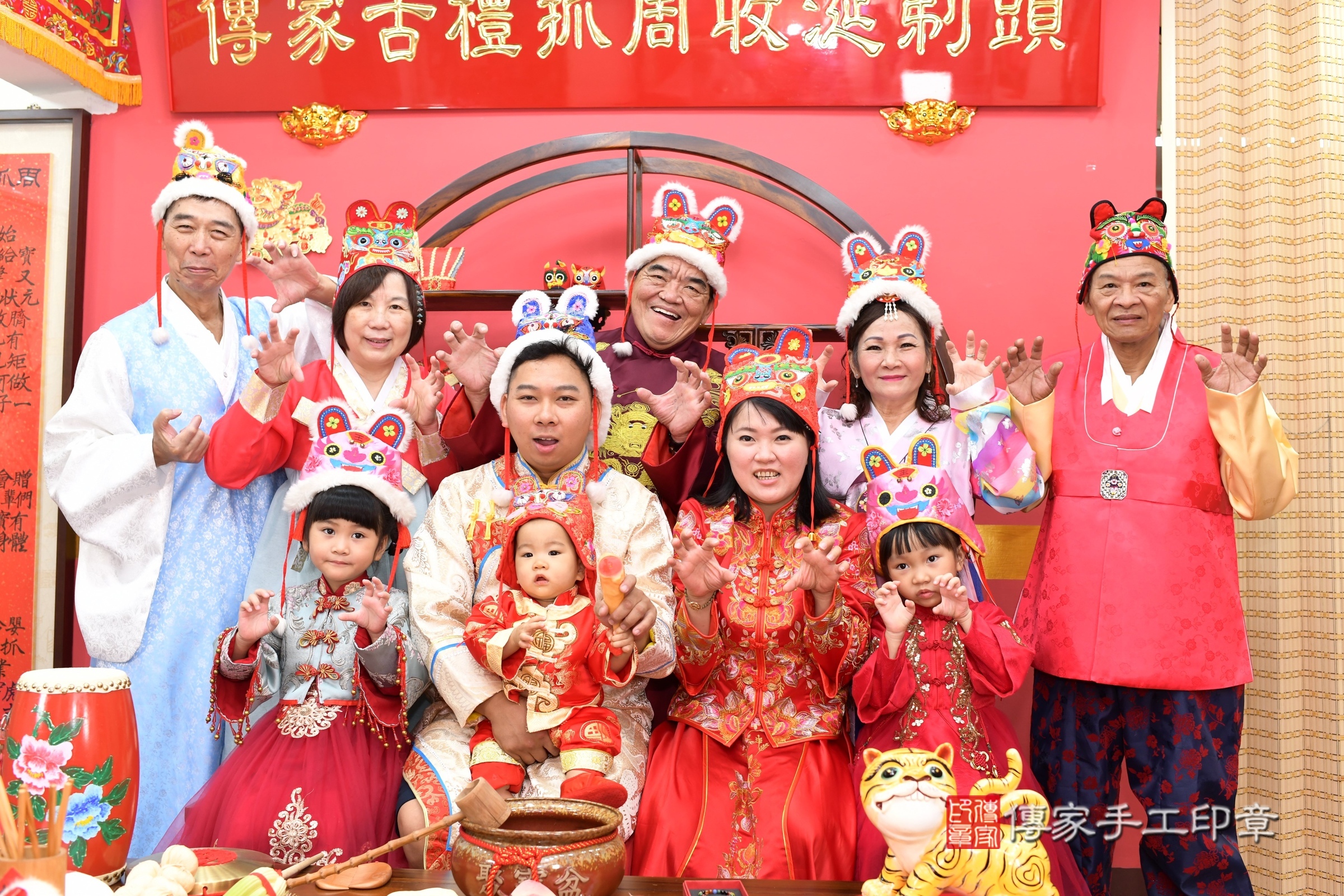 新北市永和區喆喆寶寶抓周推薦：傳家新北店抓周度脺中國風會場，嬰兒古禮抓周流程儀式吉祥話、抓周道具物品24種、拍照。抓周證書。2025.6.22，照片20
