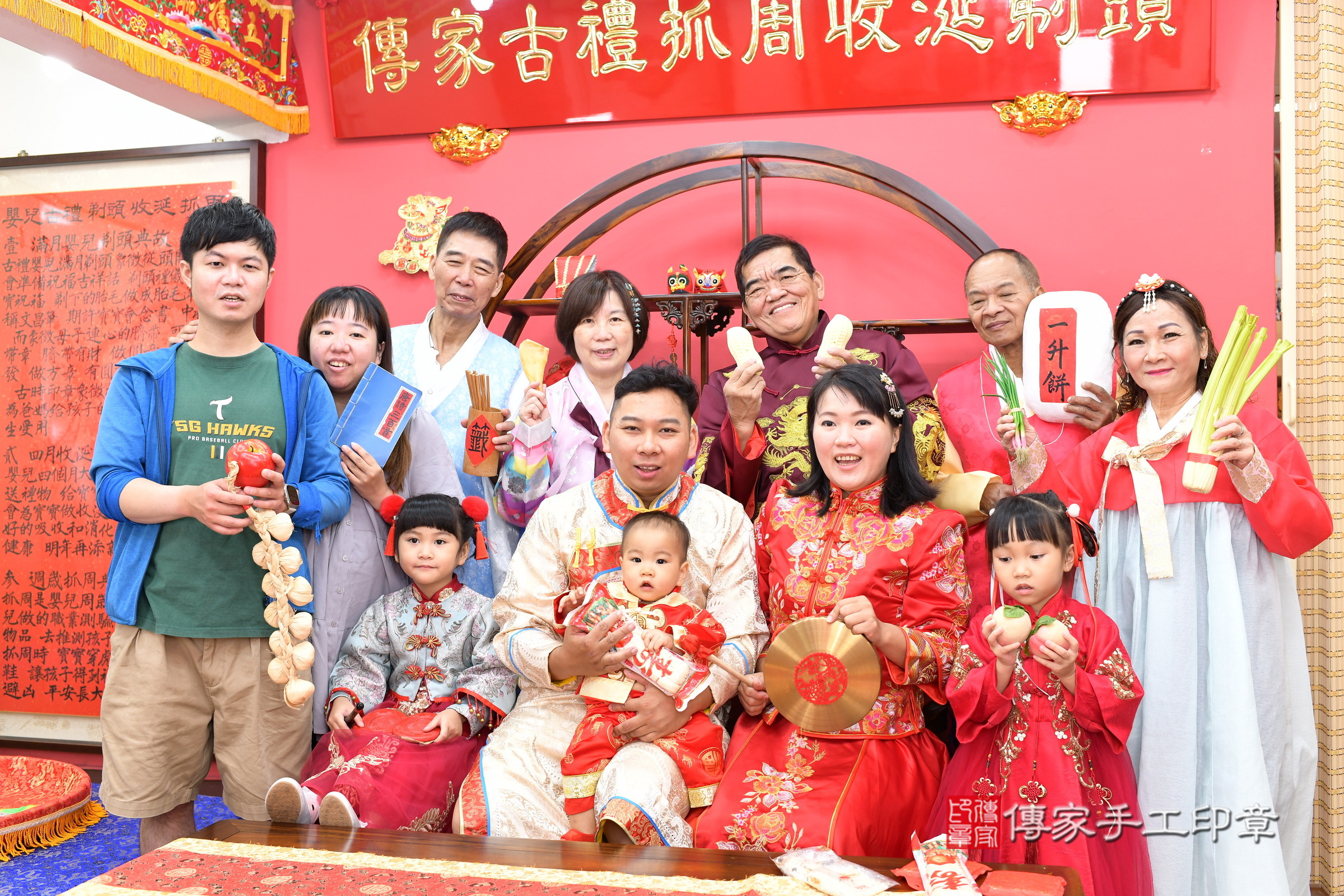 新北市永和區喆喆寶寶抓周推薦：傳家新北店抓周度脺中國風會場，嬰兒古禮抓周流程儀式吉祥話、抓周道具物品24種、拍照。抓周證書。2025.6.22，照片22