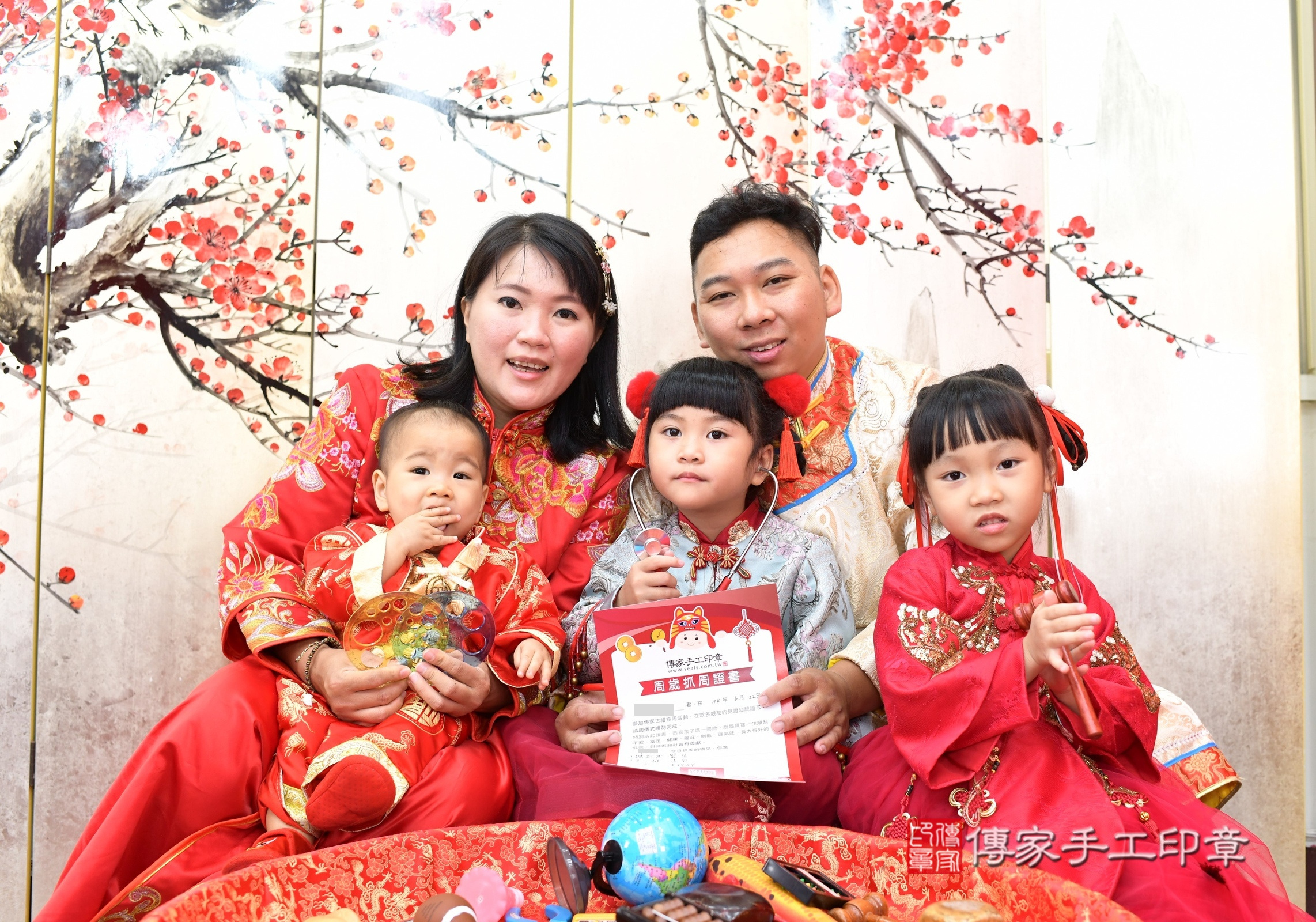 新北市永和區喆喆寶寶抓周推薦：傳家新北店抓周度脺中國風會場，嬰兒古禮抓周流程儀式吉祥話、抓周道具物品24種、拍照。抓周證書。2025.6.22，照片19