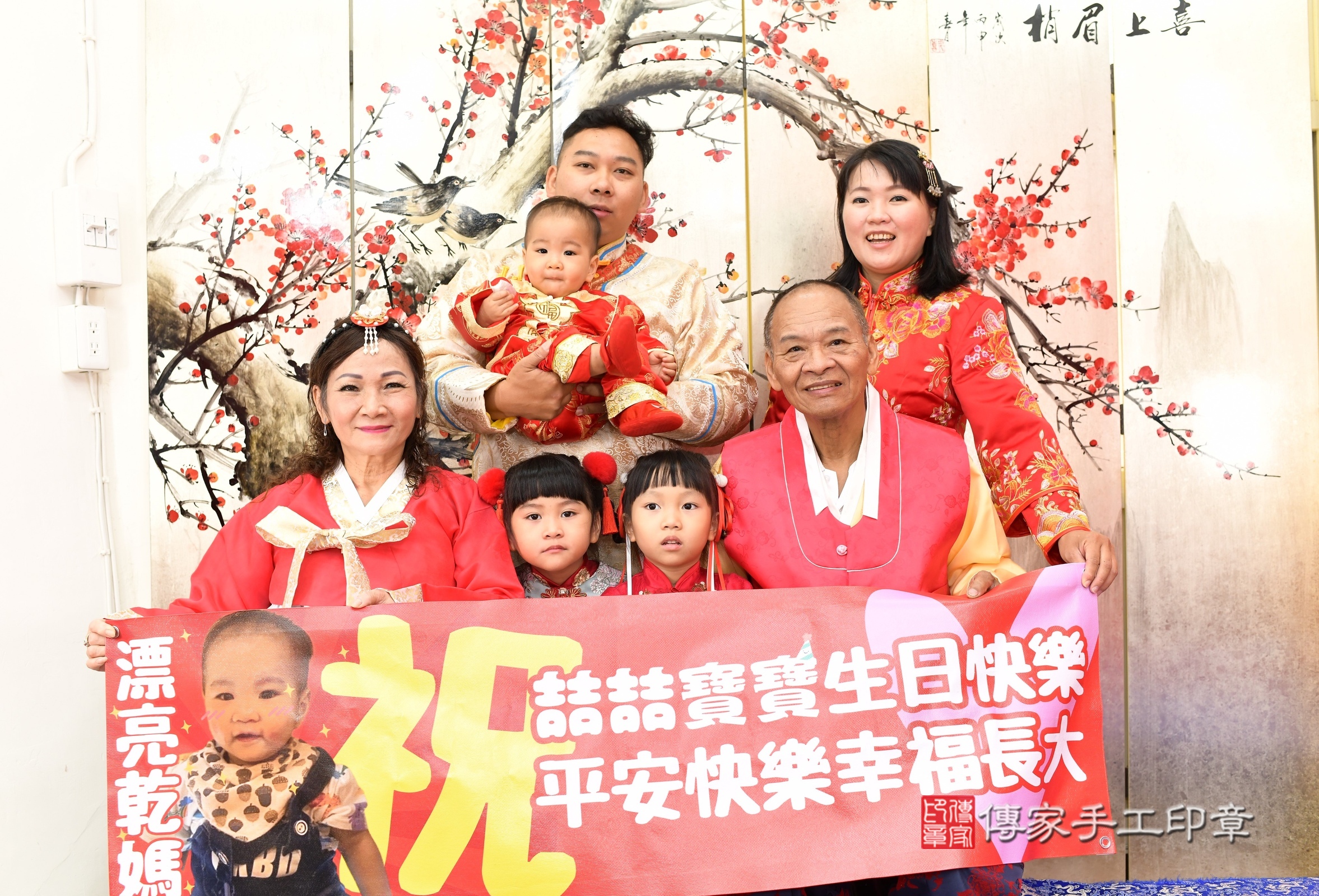 新北市永和區喆喆寶寶抓周推薦：傳家新北店抓周度脺中國風會場，嬰兒古禮抓周流程儀式吉祥話、抓周道具物品24種、拍照。抓周證書。2025.6.22，照片2