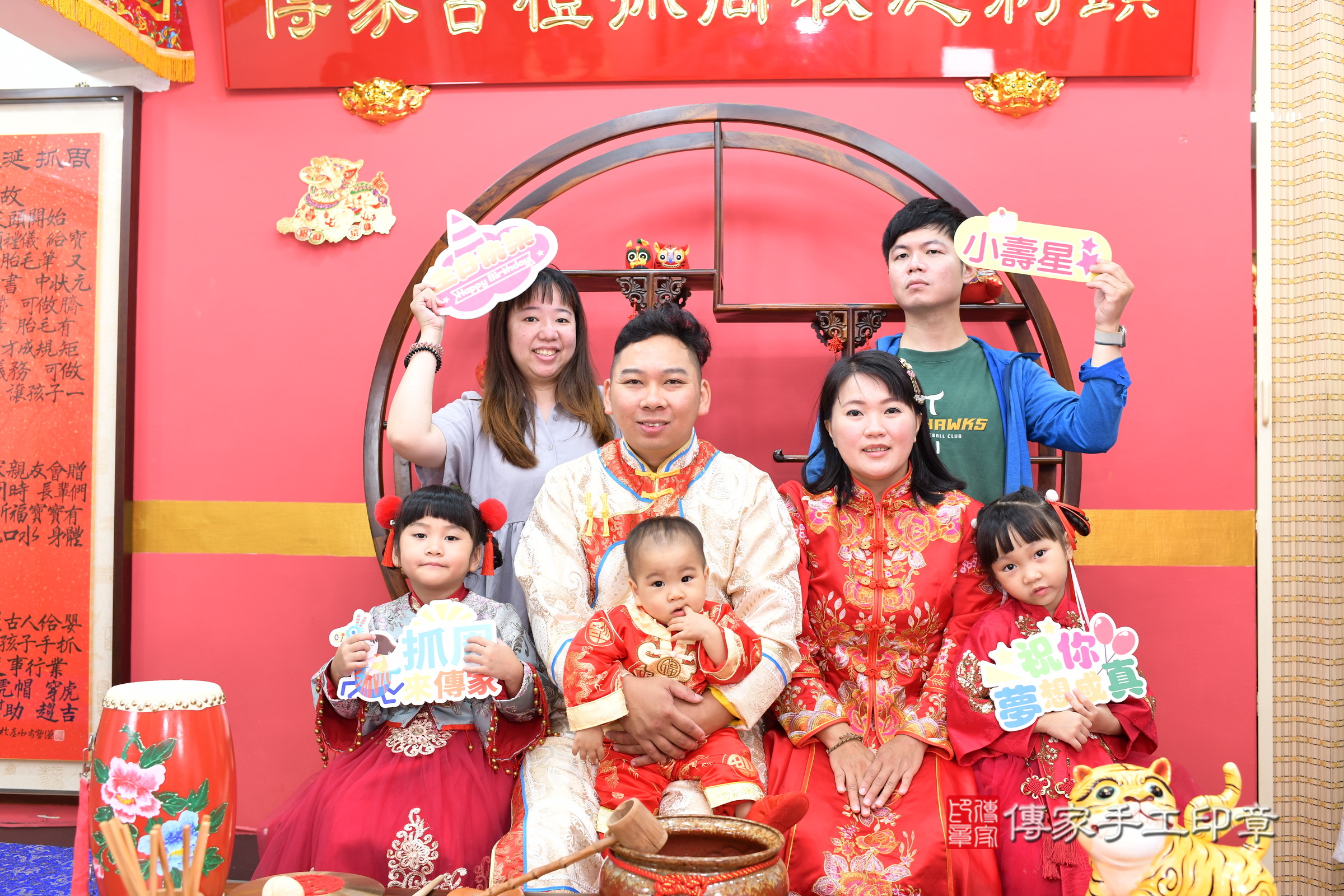 新北市永和區喆喆寶寶抓周推薦：傳家新北店抓周度脺中國風會場，嬰兒古禮抓周流程儀式吉祥話、抓周道具物品24種、拍照。抓周證書。2025.6.22，照片21