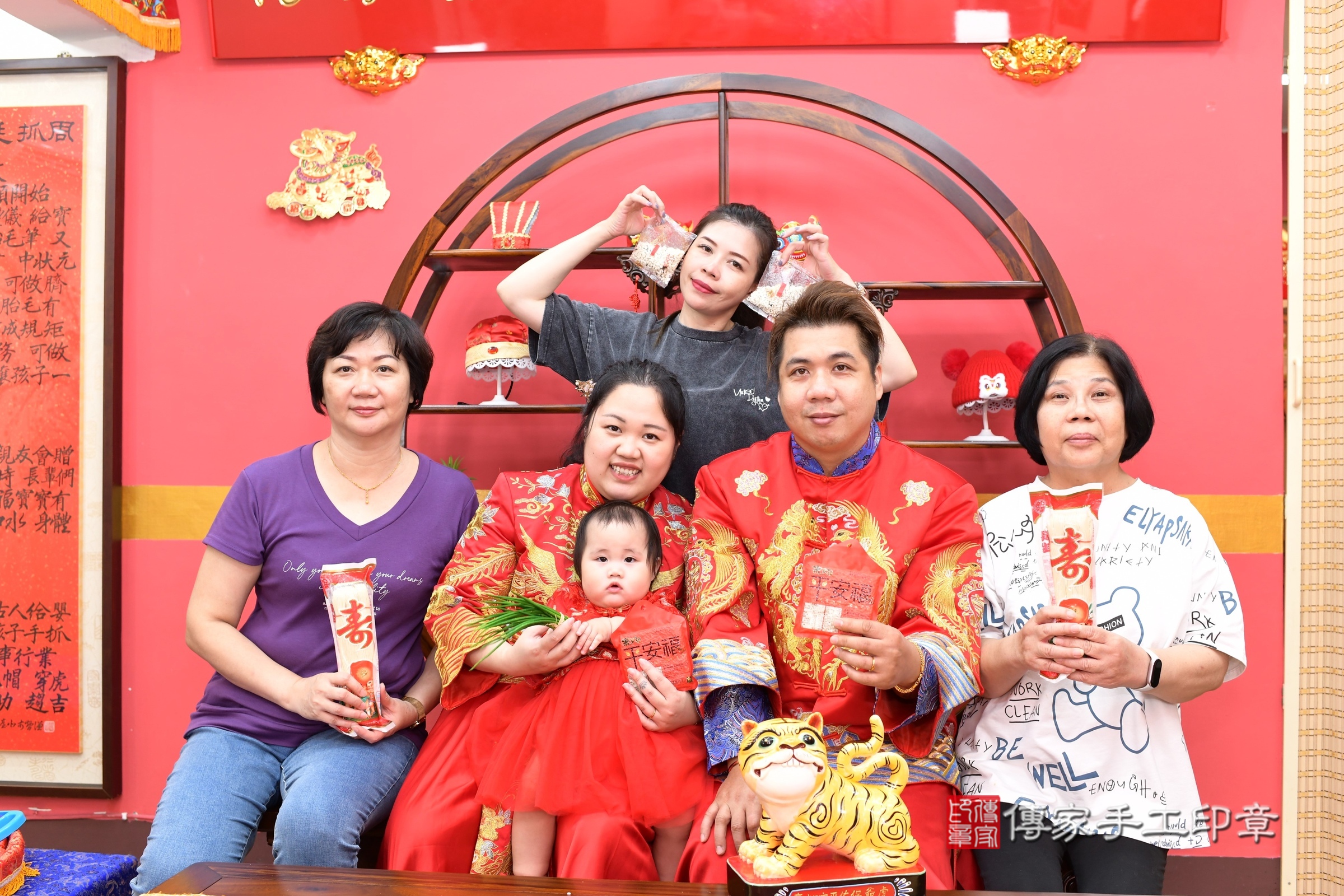 新北市永和區小禔寶寶抓周推薦：傳家新北店抓周度脺中國風會場，嬰兒古禮抓周流程儀式吉祥話、抓周道具物品24種、拍照。抓周證書。2025.6.22，照片14