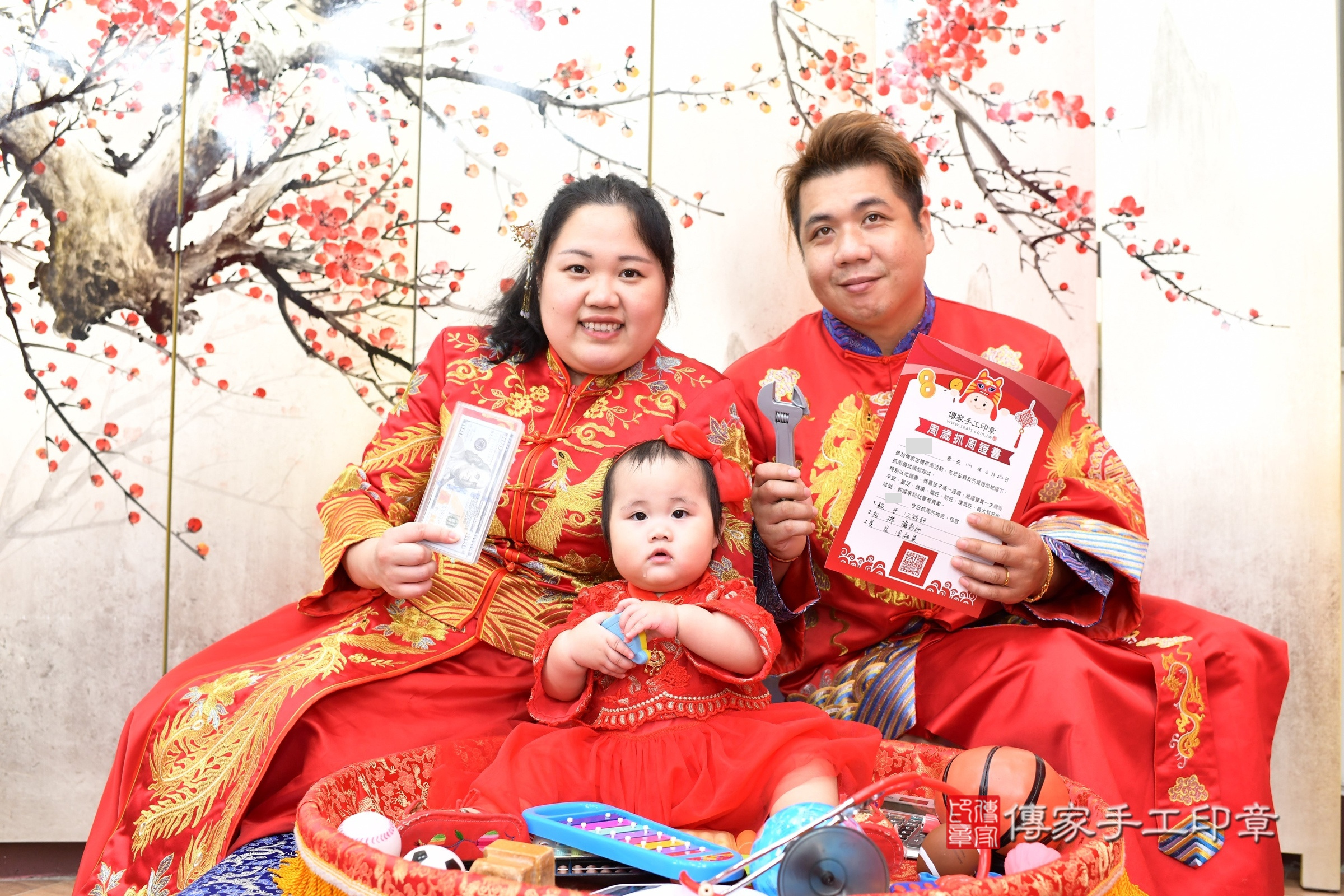 新北市永和區小禔寶寶抓周推薦：傳家新北店抓周度脺中國風會場，嬰兒古禮抓周流程儀式吉祥話、抓周道具物品24種、拍照。抓周證書。2025.6.22，照片12