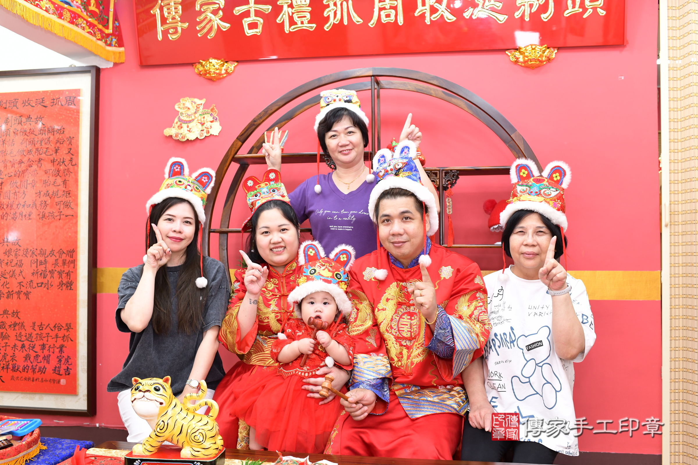 新北市永和區小禔寶寶抓周推薦：傳家新北店抓周度脺中國風會場，嬰兒古禮抓周流程儀式吉祥話、抓周道具物品24種、拍照。抓周證書。2025.6.22，照片15