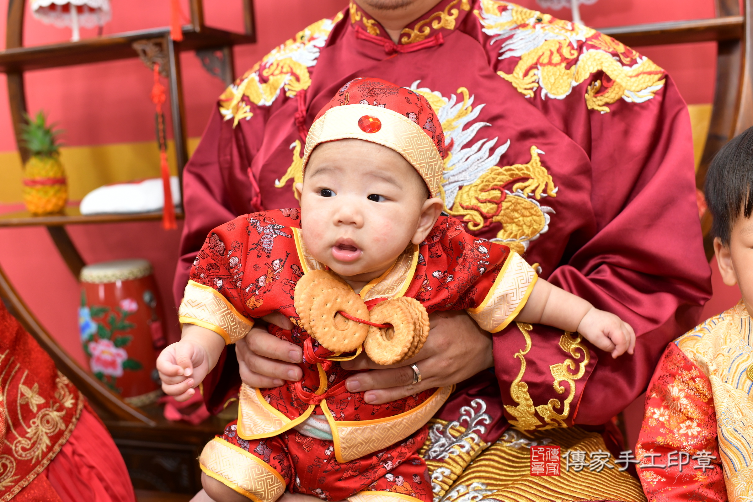 新北市永和區小辰寶寶收涎推薦：傳家新北店收涎中國風會場，嬰兒古禮收涎收口水流程儀式、收涎吉祥話、收涎餅乾、收涎拍照。收涎證書。2025.6.23，照片9