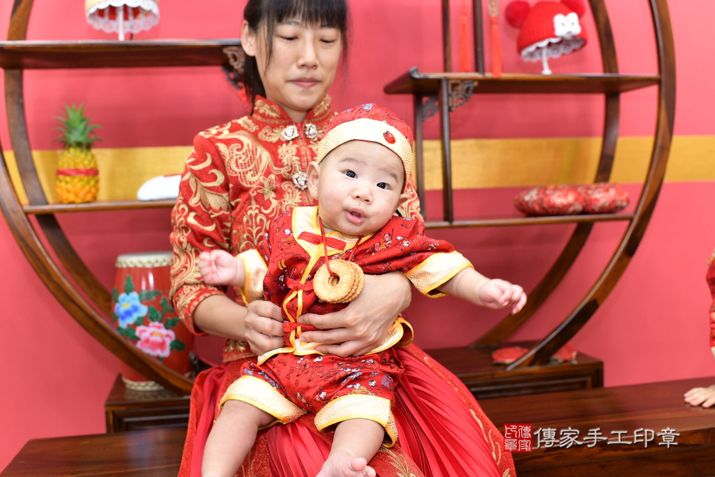 新北市永和區小辰寶寶收涎推薦：傳家新北店收涎中國風會場，嬰兒古禮收涎收口水流程儀式、收涎吉祥話、收涎餅乾、收涎拍照。收涎證書。2025.6.23，照片11