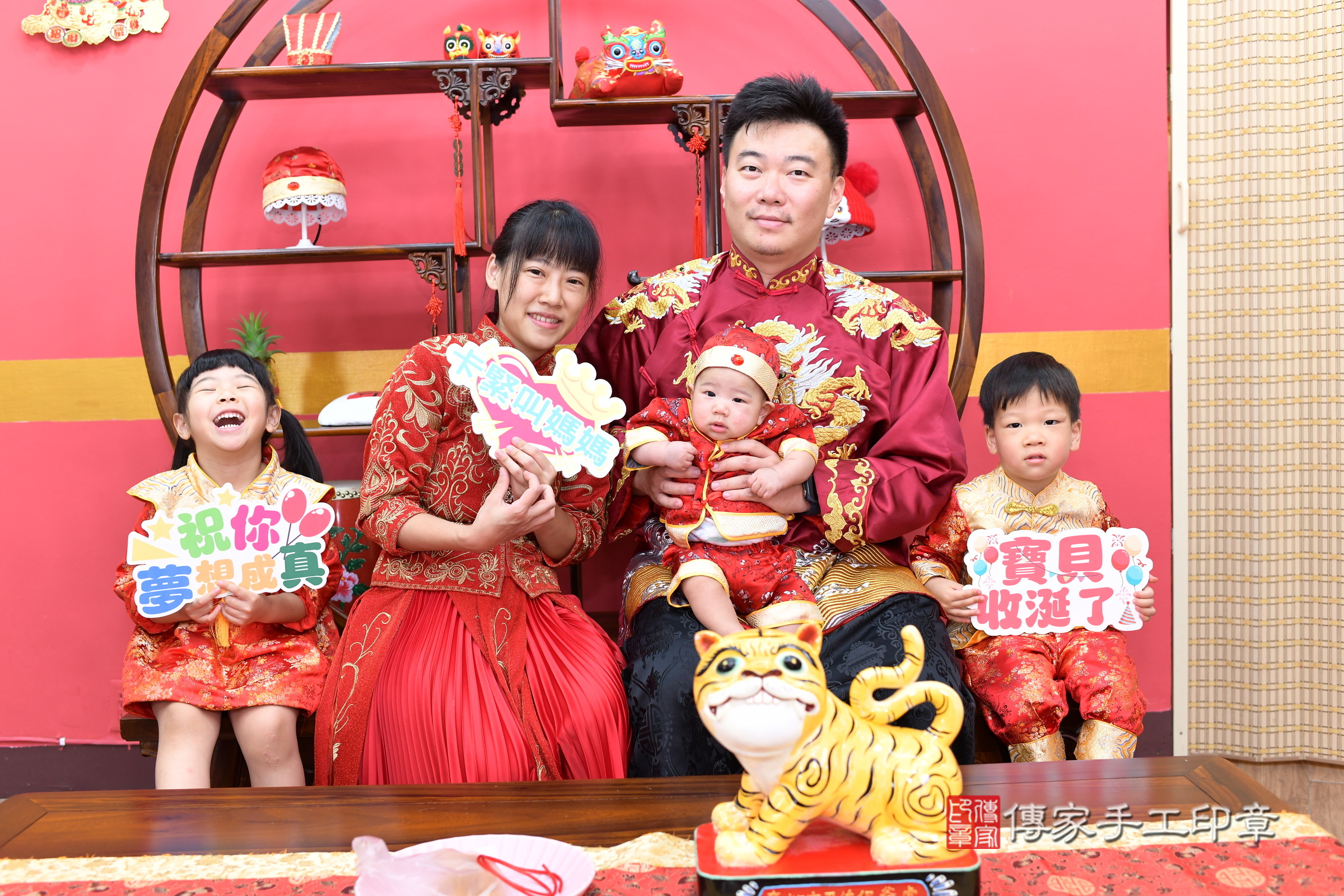 新北市永和區小辰寶寶收涎推薦：傳家新北店收涎中國風會場，嬰兒古禮收涎收口水流程儀式、收涎吉祥話、收涎餅乾、收涎拍照。收涎證書。2025.6.23，照片12