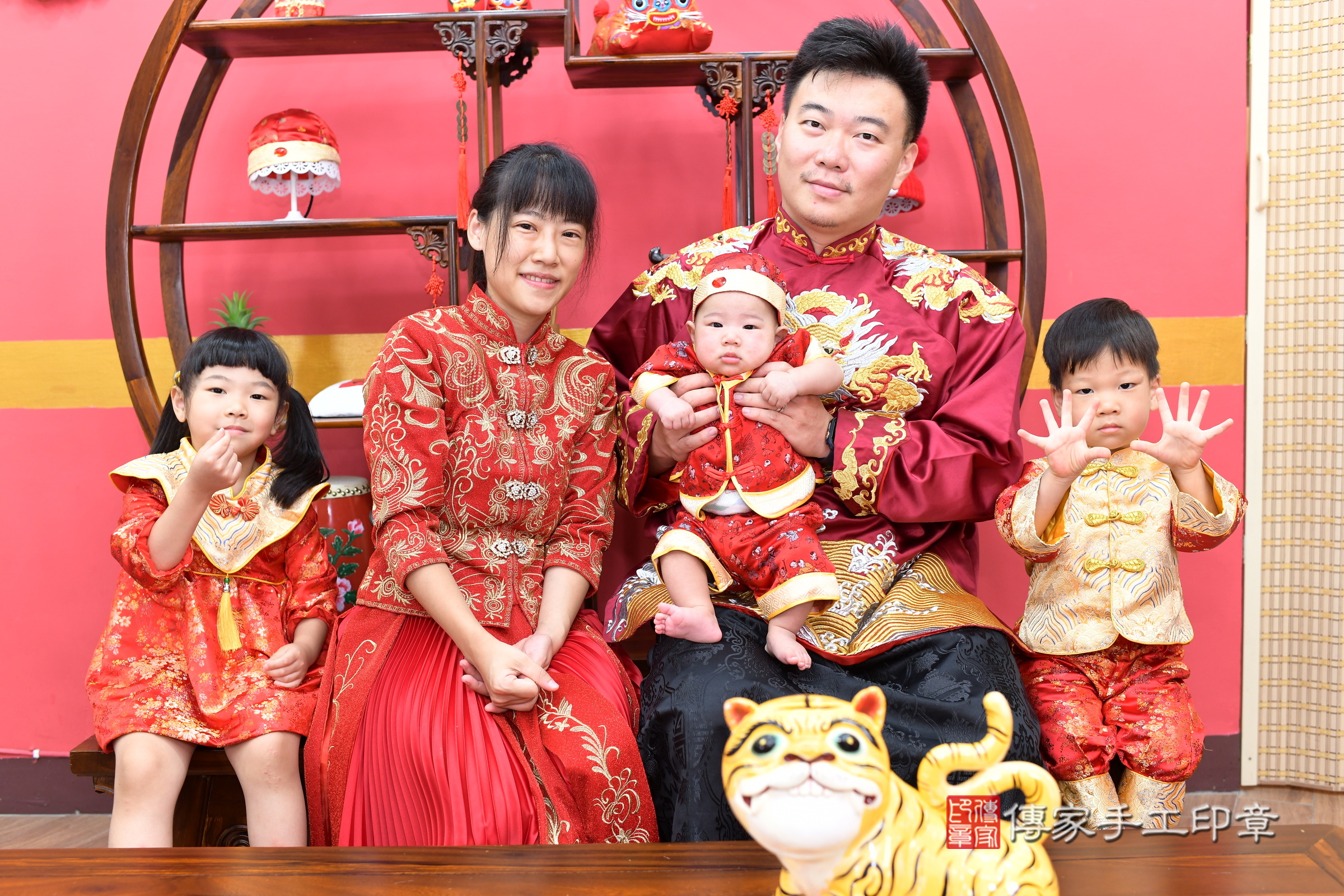 新北市永和區小辰寶寶收涎推薦：傳家新北店收涎中國風會場，嬰兒古禮收涎收口水流程儀式、收涎吉祥話、收涎餅乾、收涎拍照。收涎證書。2025.6.23，照片2