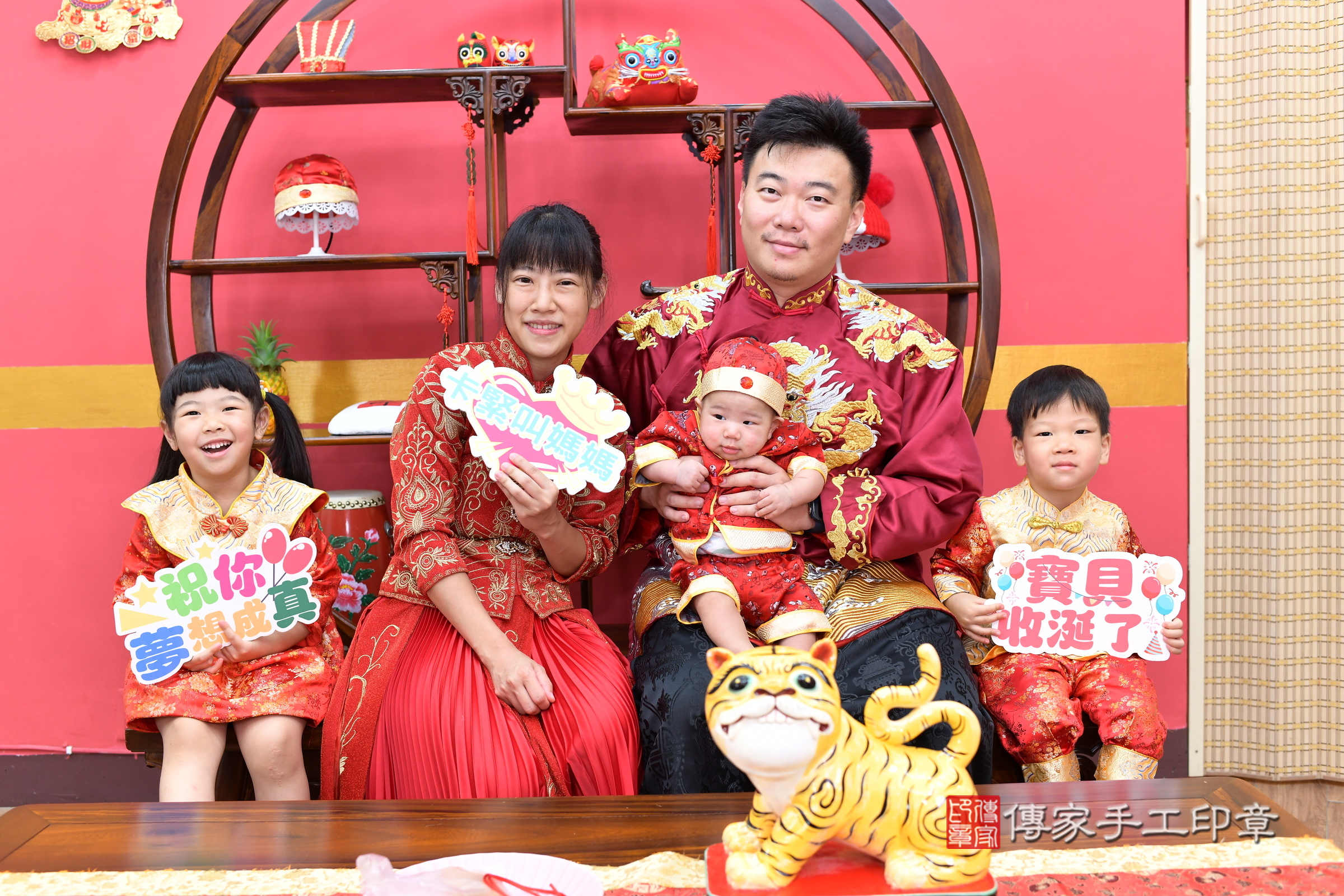 新北市永和區小辰寶寶收涎推薦：傳家新北店收涎中國風會場，嬰兒古禮收涎收口水流程儀式、收涎吉祥話、收涎餅乾、收涎拍照。收涎證書。2025.6.23，照片6
