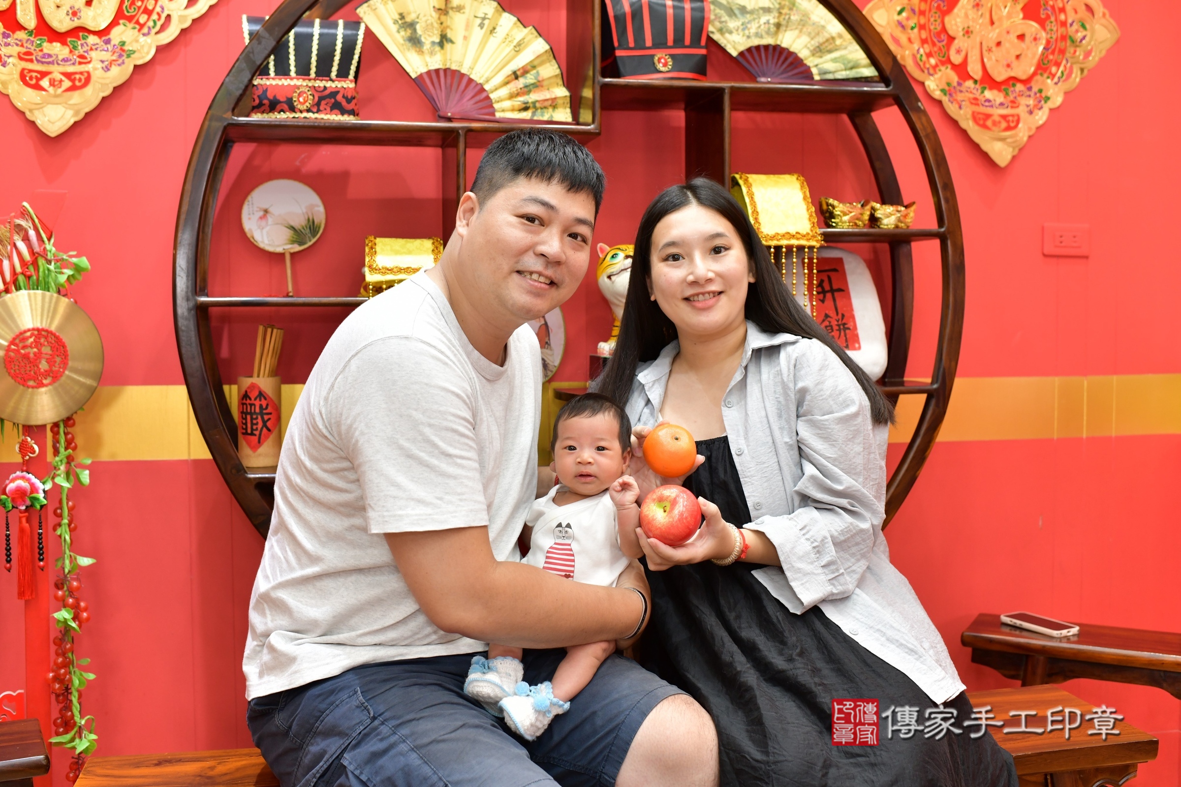 小潔寶寶(桃園市八德區嬰兒寶寶滿月剃頭理髮、嬰兒剃胎毛儀式吉祥話)。中國風會場，爸媽寶貝穿「日中韓」古裝禮服。專業拍照、證書。★購買「臍帶章、肚臍章、胎毛筆刷印章」贈送：剃頭、收涎、抓周，三選一。2025.6.17，照片6