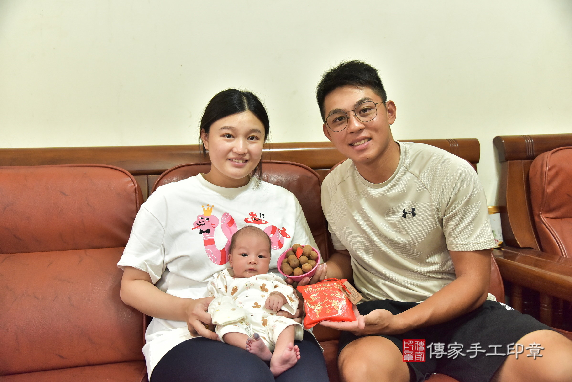 小路寶寶(新北市林口區到府嬰兒小路寶寶滿月剃頭理髮、到府嬰兒剃胎毛儀式吉祥話)。到府剃頭剃胎毛主持、專業拍照、證書。★購買「臍帶章、肚臍章、胎毛筆刷印章」贈送：剃頭、收涎、抓周，三選一。2025.6.19，照片7
