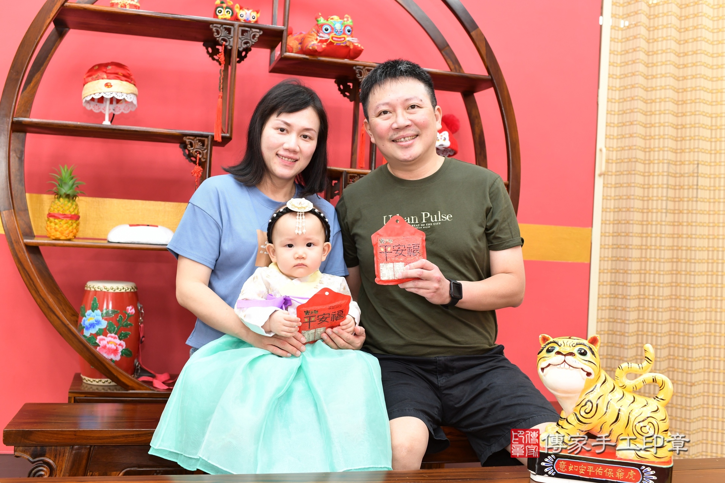 新北市永和區晴晴寶寶抓周推薦：傳家新北店抓周度脺中國風會場，嬰兒古禮抓周流程儀式吉祥話、抓周道具物品24種、拍照。抓周證書。2025.6.27，照片16