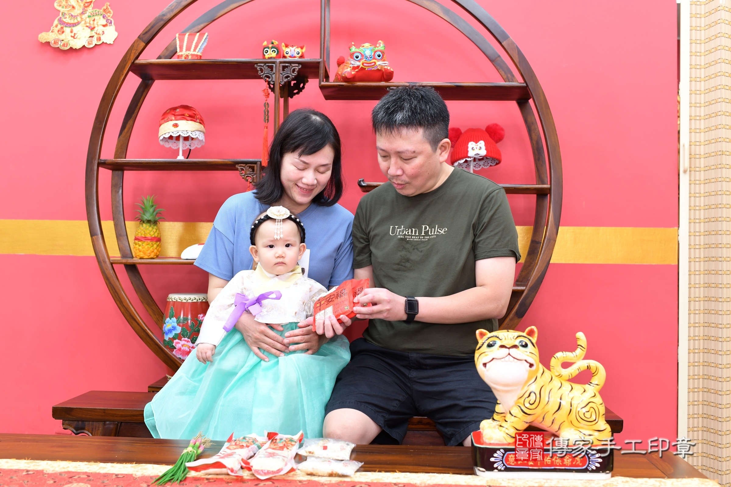 新北市永和區晴晴寶寶抓周推薦：傳家新北店抓周度脺中國風會場，嬰兒古禮抓周流程儀式吉祥話、抓周道具物品24種、拍照。抓周證書。2025.6.27，照片17