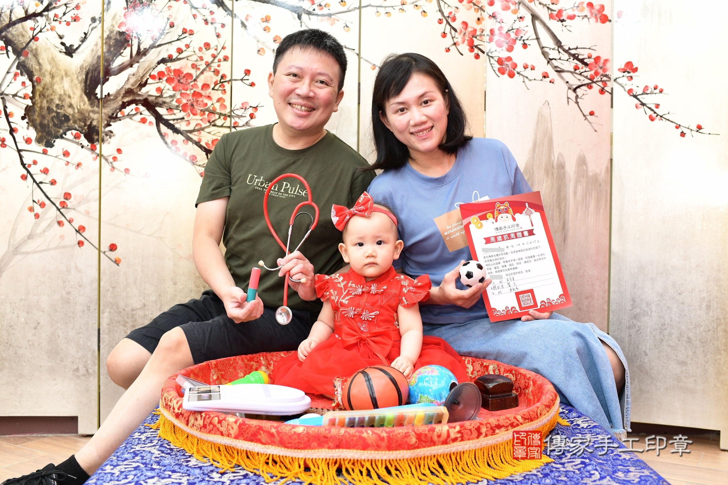 新北市永和區晴晴寶寶抓周推薦：傳家新北店抓周度脺中國風會場，嬰兒古禮抓周流程儀式吉祥話、抓周道具物品24種、拍照。抓周證書。2025.6.27，照片18