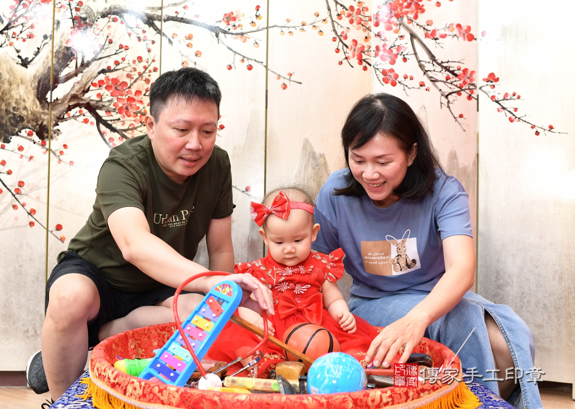 新北市永和區晴晴寶寶抓周推薦：傳家新北店抓周度脺中國風會場，嬰兒古禮抓周流程儀式吉祥話、抓周道具物品24種、拍照。抓周證書。2025.6.27，照片7