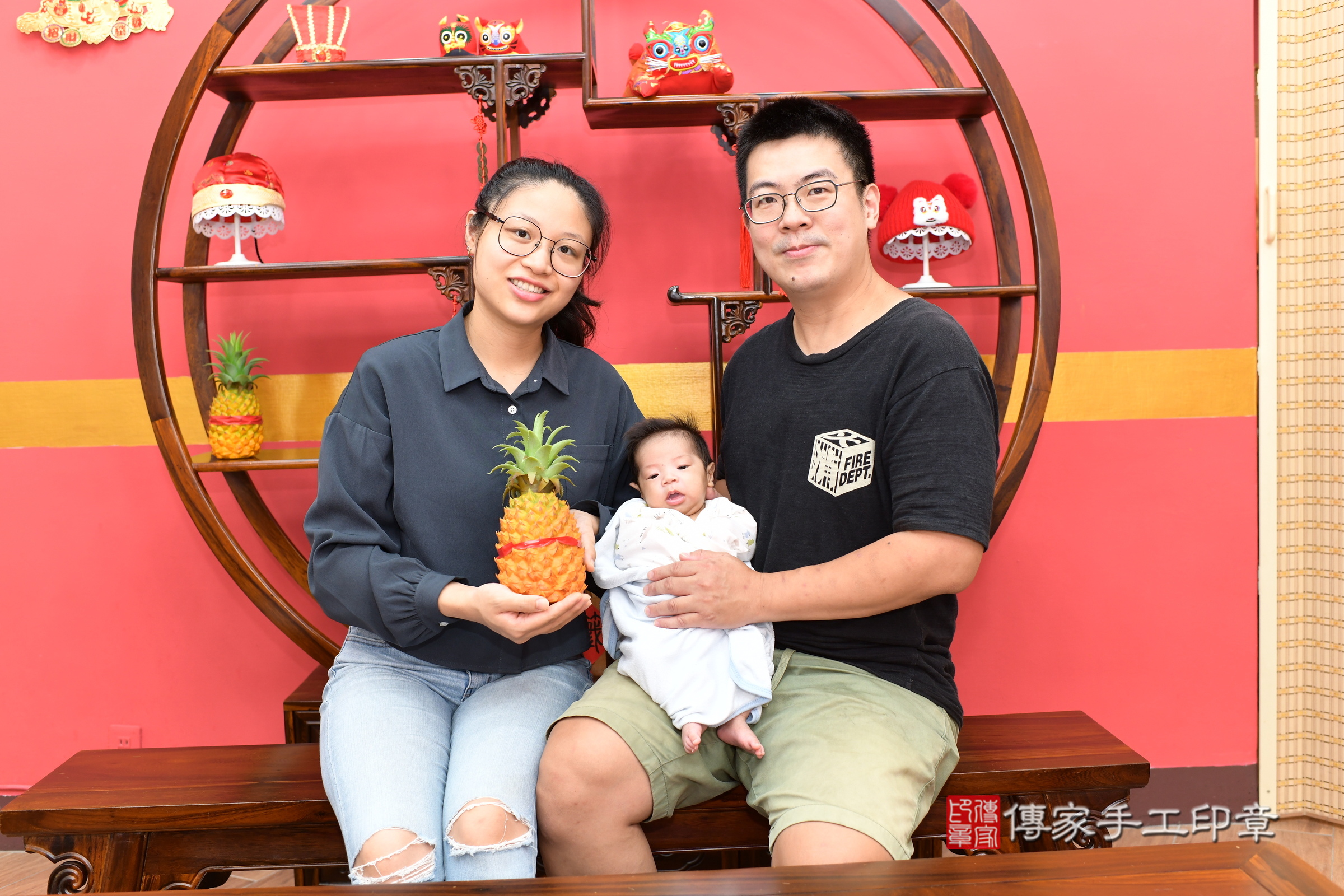 軒軒寶寶(新北市永和區嬰兒寶寶滿月剃頭理髮、嬰兒剃胎毛儀式吉祥話)。中國風會場，爸媽寶貝穿「日中韓」古裝禮服。專業拍照、證書。★購買「臍帶章、肚臍章、胎毛筆刷印章」贈送：剃頭、收涎、抓周，三選一。2025.6.28，照片9
