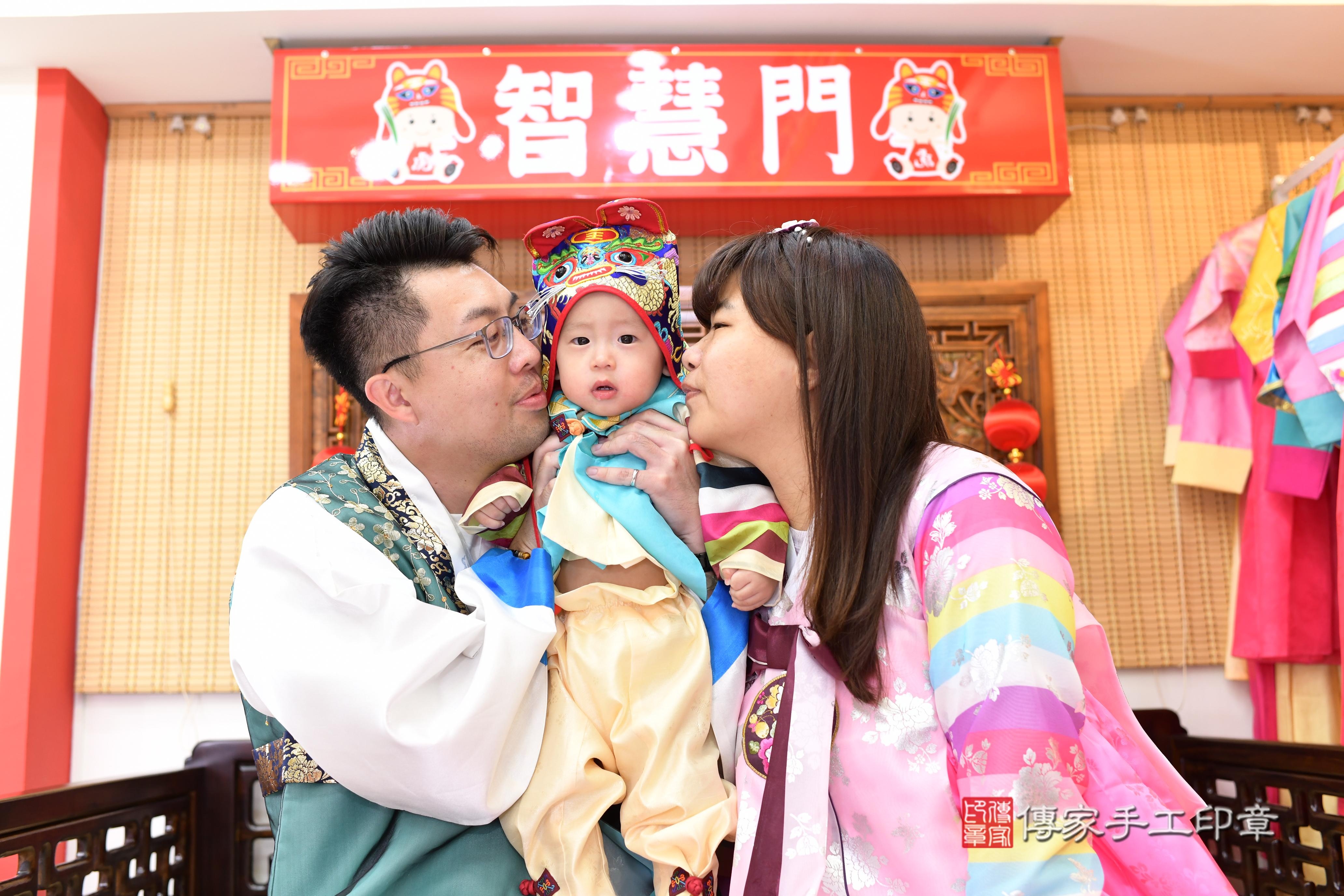 傳家手工印章台南店、抓周、度脺、中國風會場、傳家嬰兒古禮、吉祥話、抓周道具物品24種、拍照。抓周證書。寶寶抓周、滿周歲、生日快樂、祝福