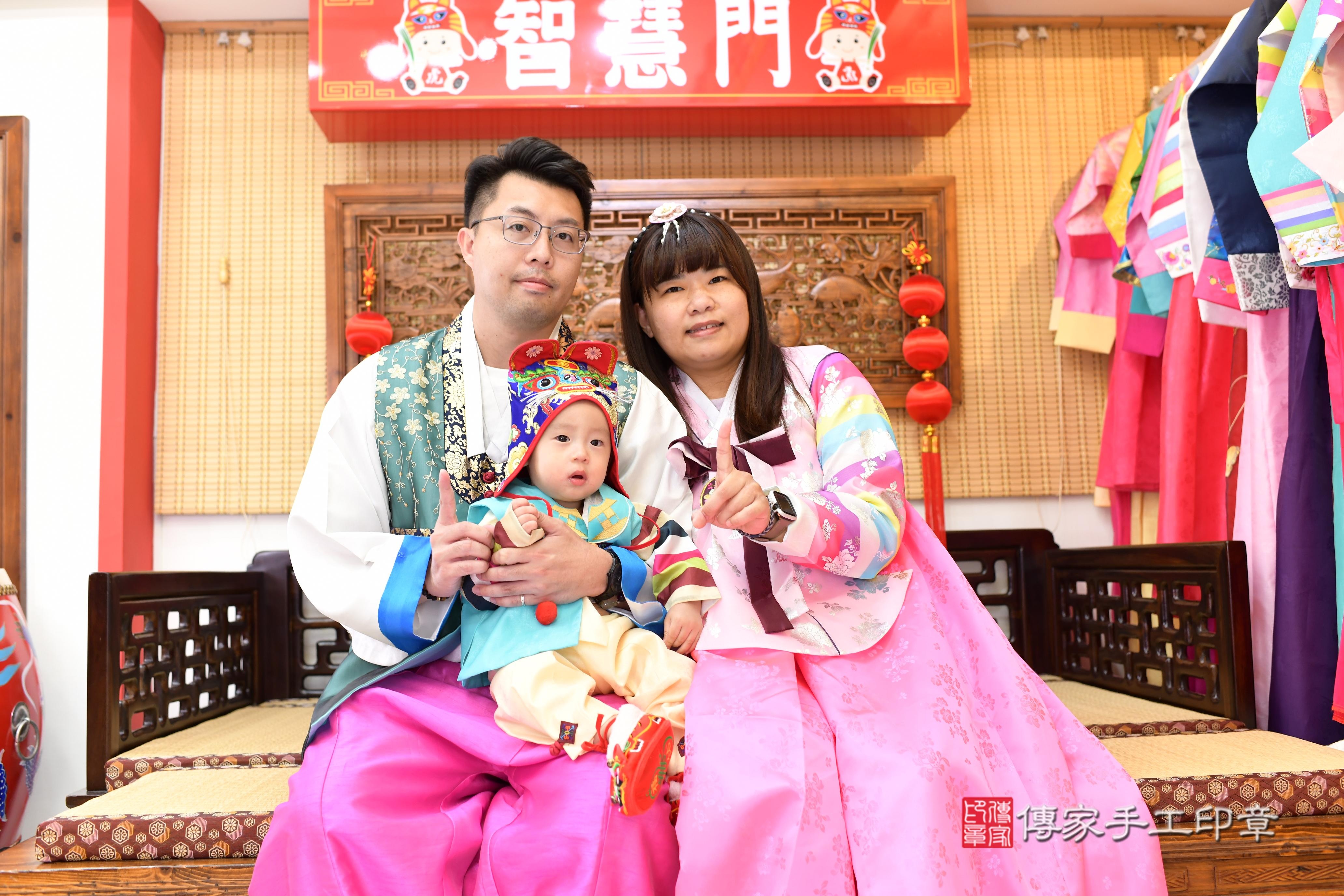 傳家手工印章台南店、抓周、度脺、中國風會場、傳家嬰兒古禮、吉祥話、抓周道具物品24種、拍照。抓周證書。寶寶抓周、滿周歲、生日快樂、祝福