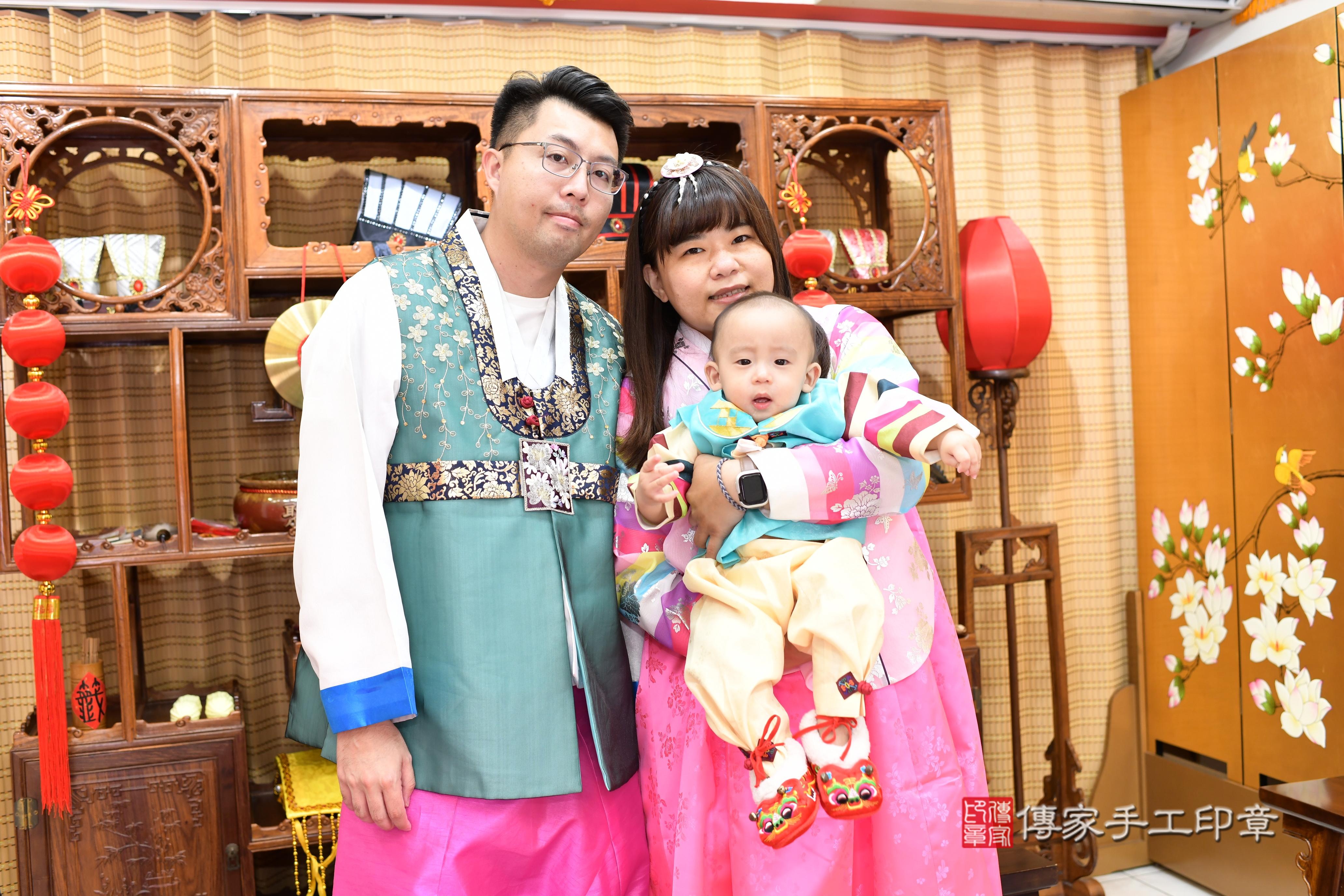 傳家手工印章台南店、抓周、度脺、中國風會場、傳家嬰兒古禮、吉祥話、抓周道具物品24種、拍照。抓周證書。寶寶抓周、滿周歲、生日快樂、祝福
