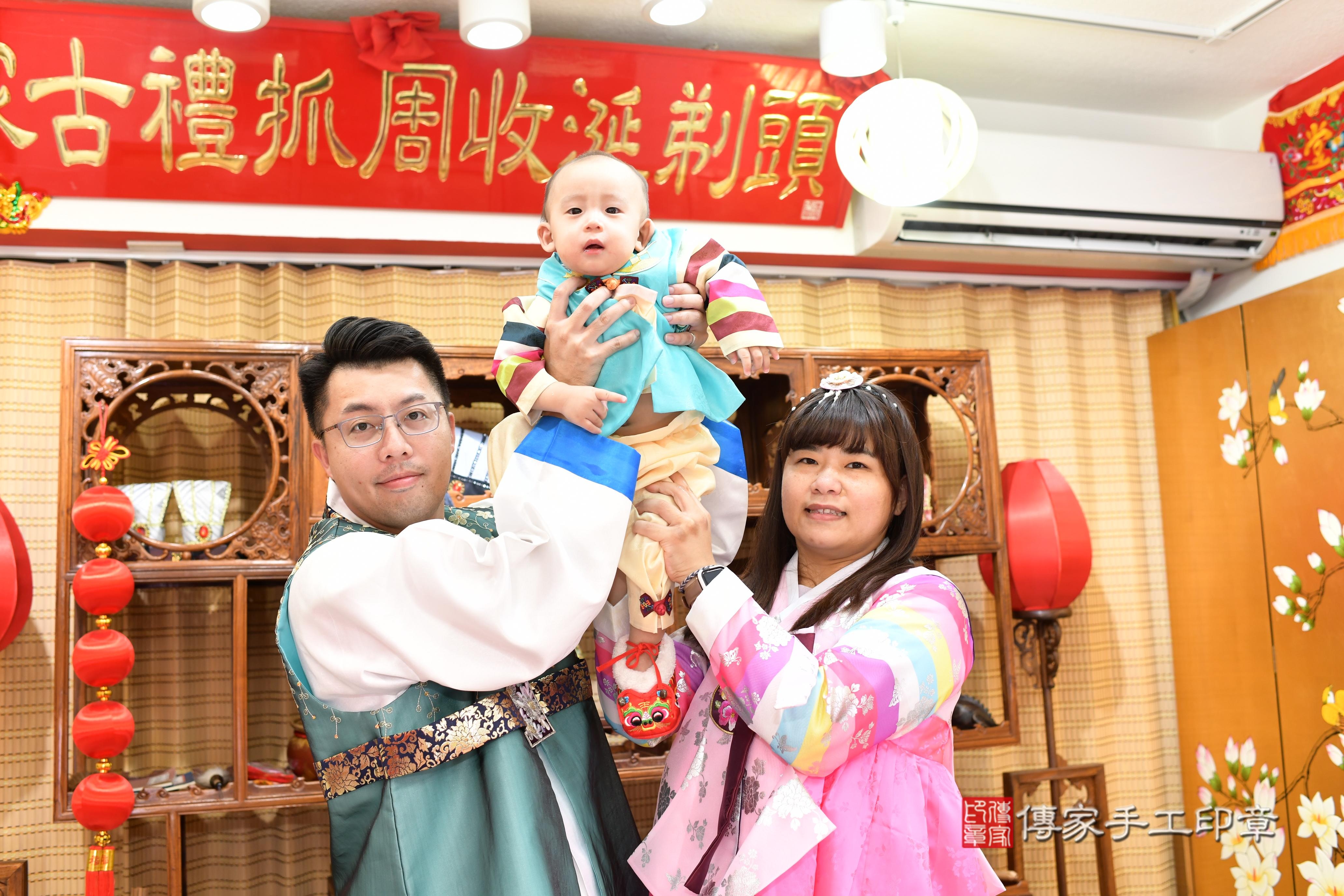 傳家手工印章台南店、抓周、度脺、中國風會場、傳家嬰兒古禮、吉祥話、抓周道具物品24種、拍照。抓周證書。寶寶抓周、滿周歲、生日快樂、祝福