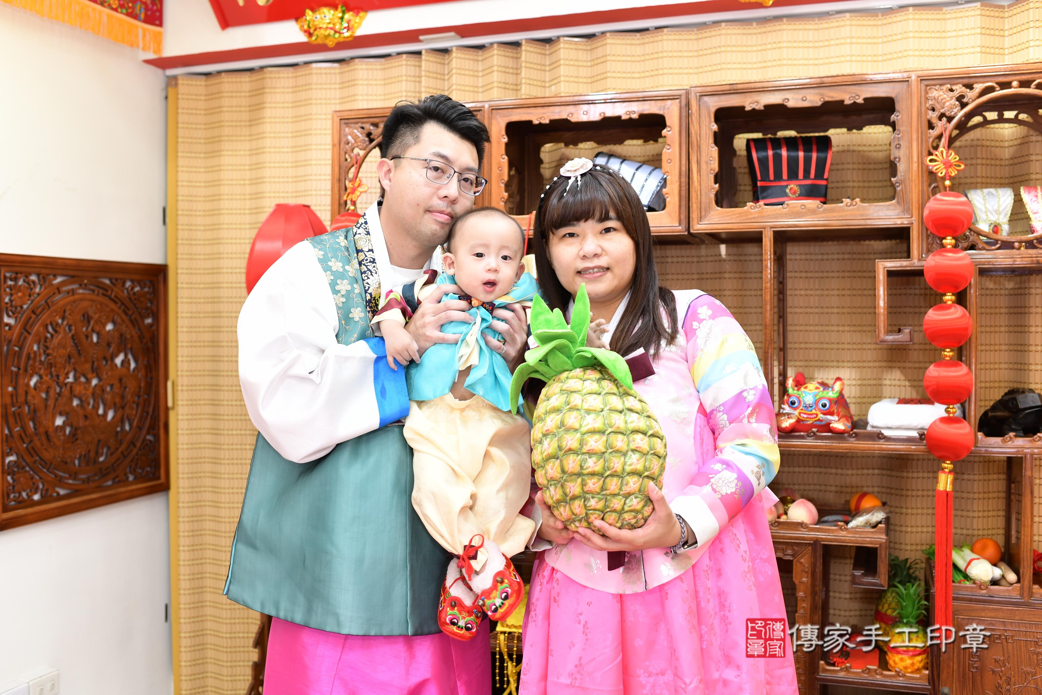 傳家手工印章台南店、抓周、度脺、中國風會場、傳家嬰兒古禮、吉祥話、抓周道具物品24種、拍照。抓周證書。寶寶抓周、滿周歲、生日快樂、祝福