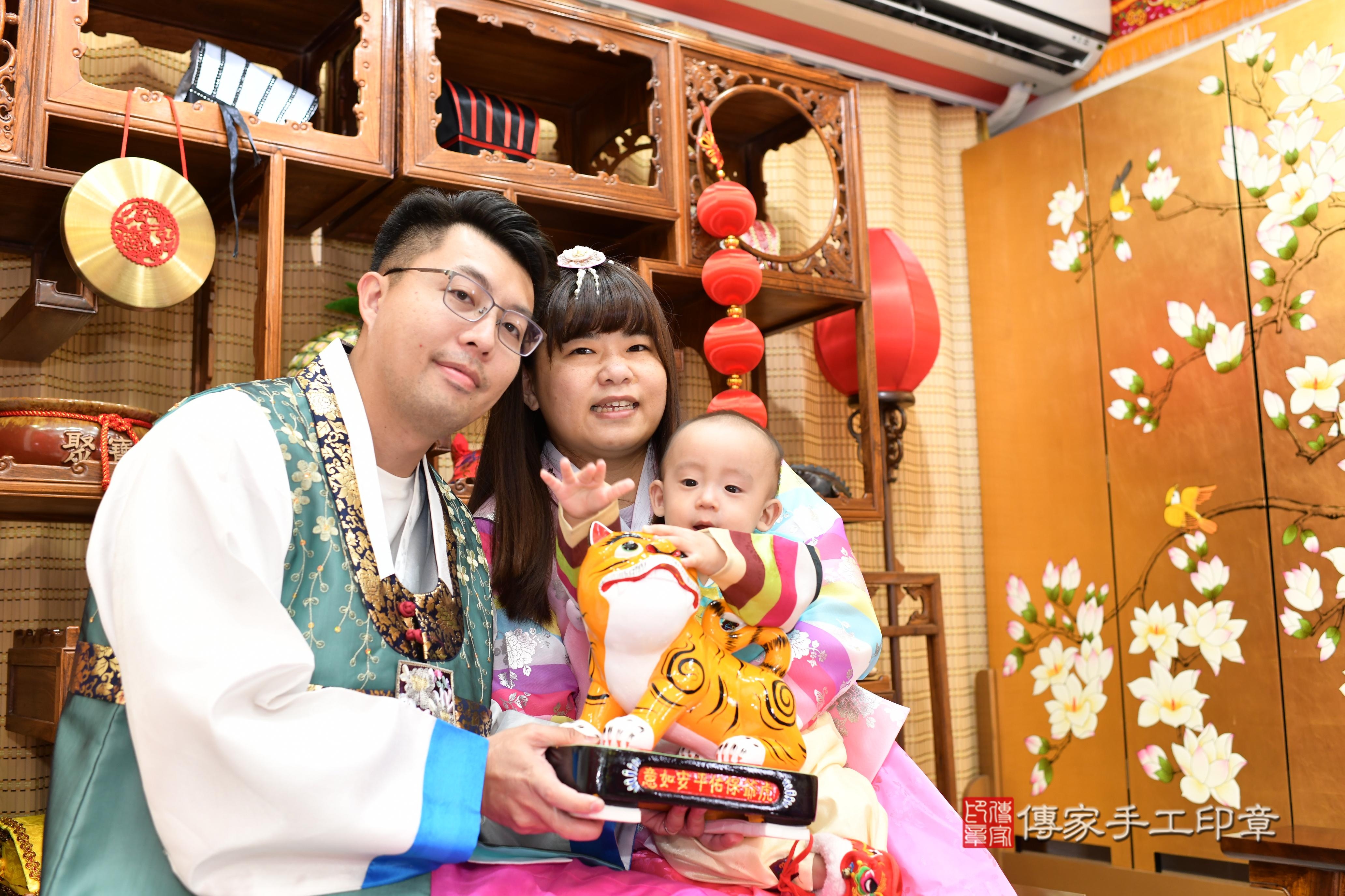 傳家手工印章台南店、抓周、度脺、中國風會場、傳家嬰兒古禮、吉祥話、抓周道具物品24種、拍照。抓周證書。寶寶抓周、滿周歲、生日快樂、祝福