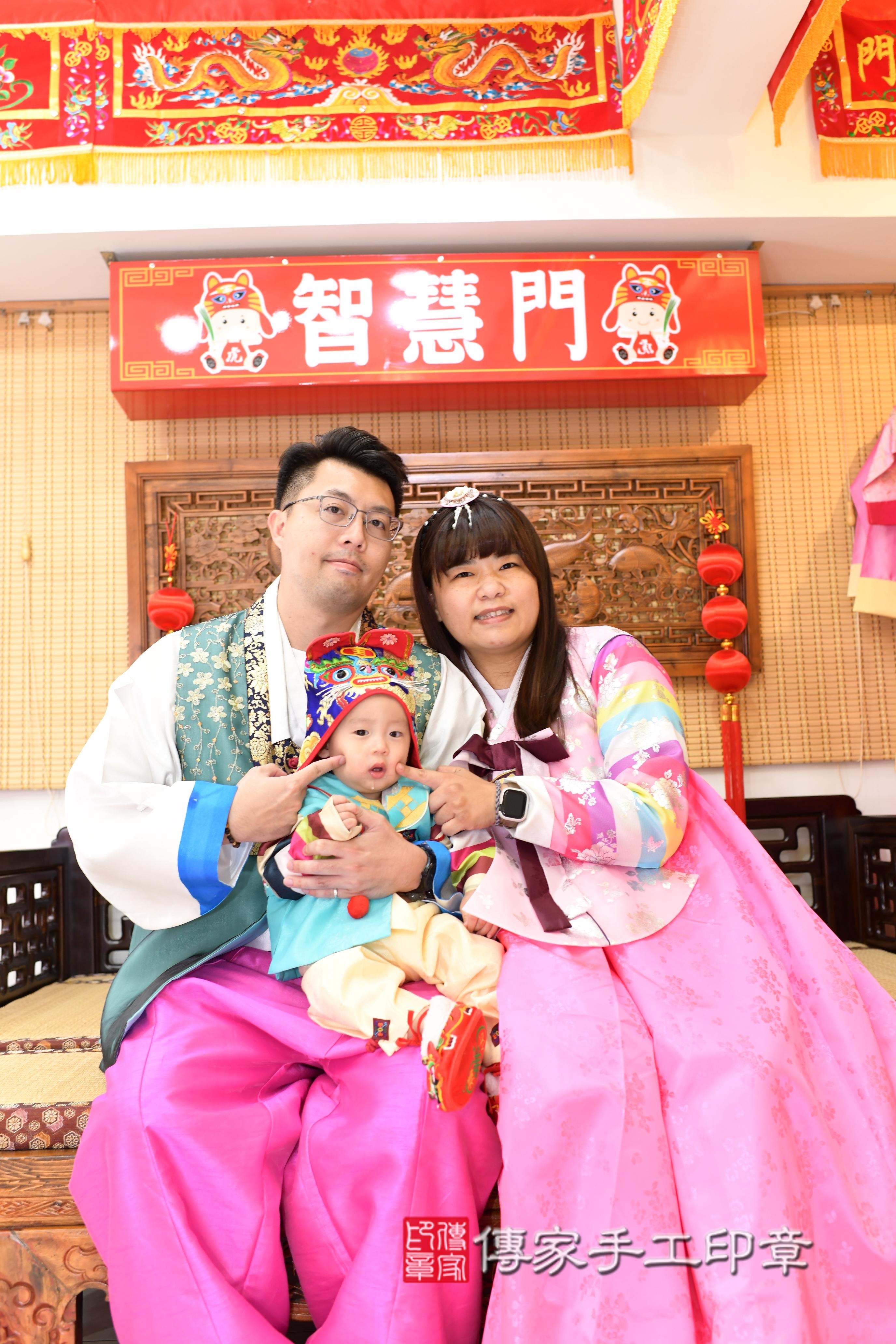 傳家手工印章台南店、抓周、度脺、中國風會場、傳家嬰兒古禮、吉祥話、抓周道具物品24種、拍照。抓周證書。寶寶抓周、滿周歲、生日快樂、祝福