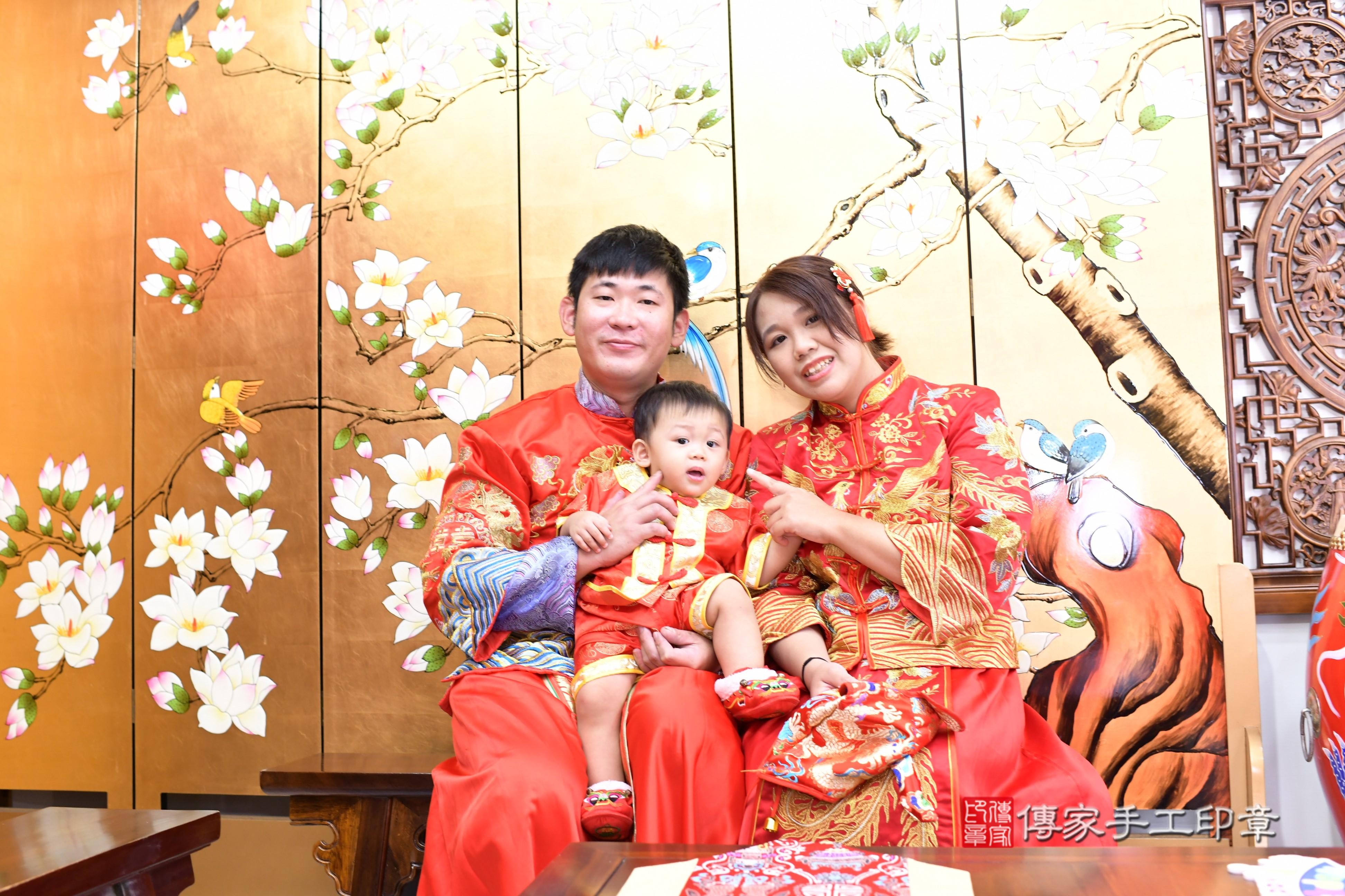 傳家手工印章台南店、抓周、度脺、中國風會場、傳家嬰兒古禮、吉祥話、抓周道具物品24種、拍照。抓周證書。寶寶抓周、滿周歲、生日快樂、祝福