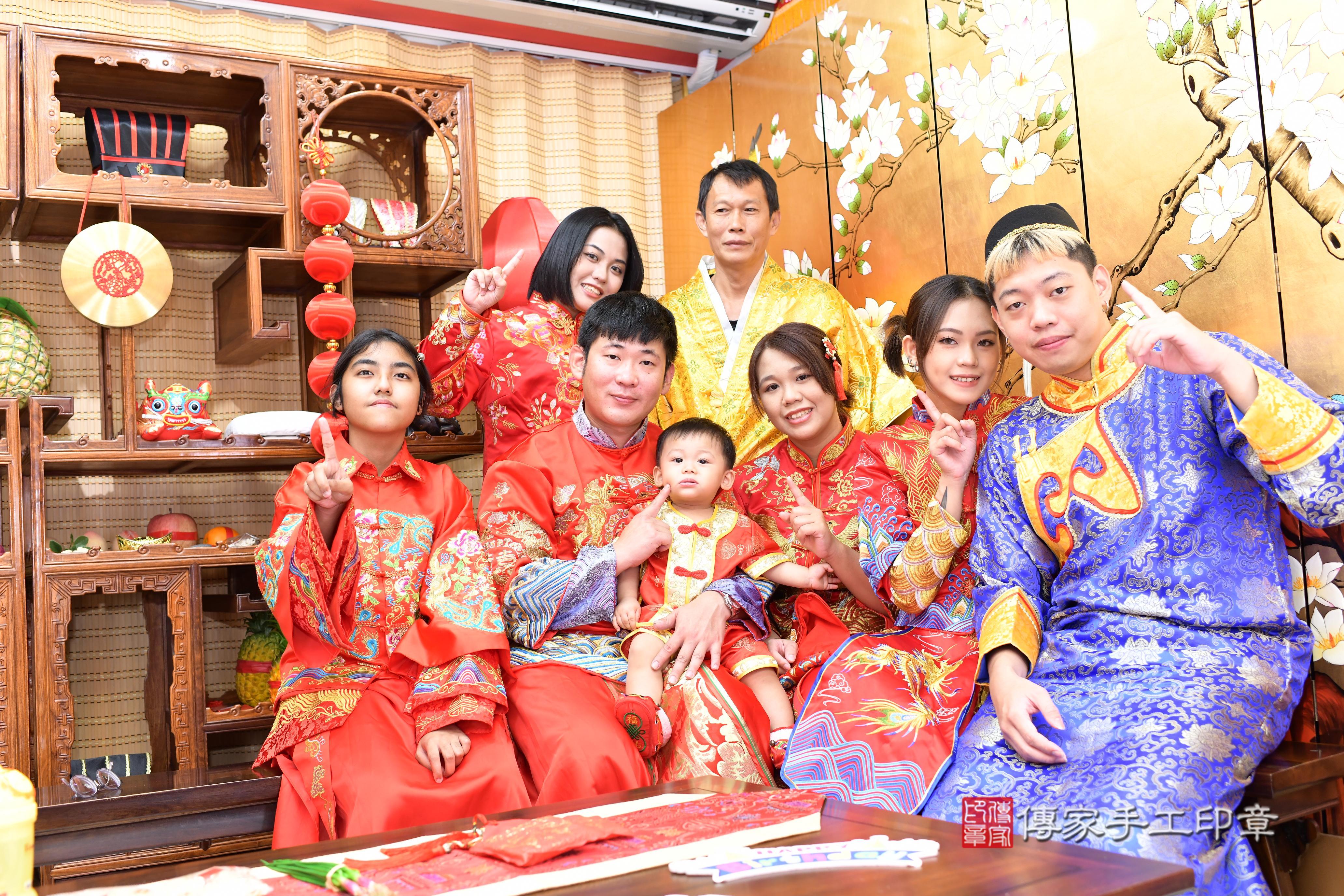傳家手工印章台南店、抓周、度脺、中國風會場、傳家嬰兒古禮、吉祥話、抓周道具物品24種、拍照。抓周證書。寶寶抓周、滿周歲、生日快樂、祝福