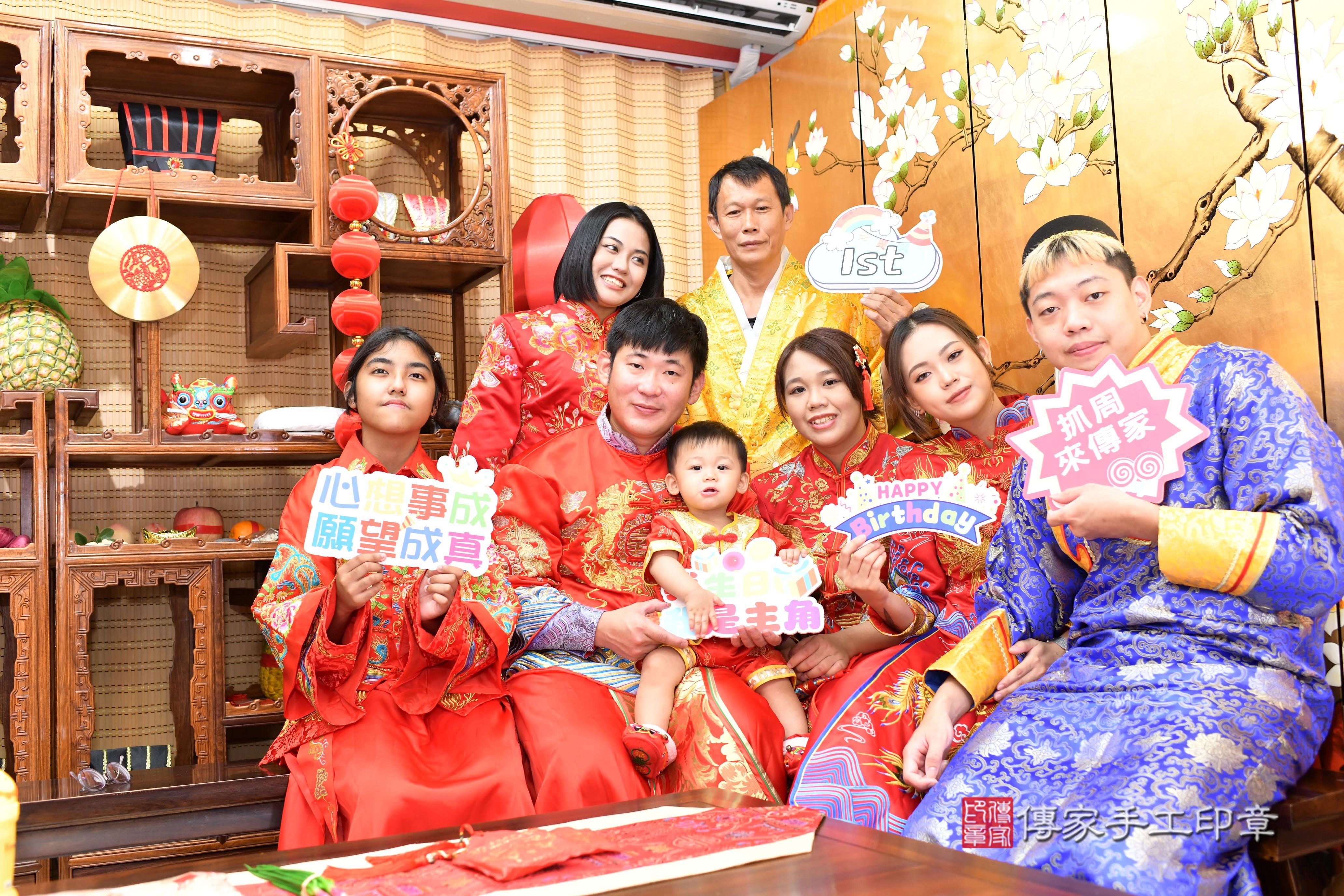 傳家手工印章台南店、抓周、度脺、中國風會場、傳家嬰兒古禮、吉祥話、抓周道具物品24種、拍照。抓周證書。寶寶抓周、滿周歲、生日快樂、祝福