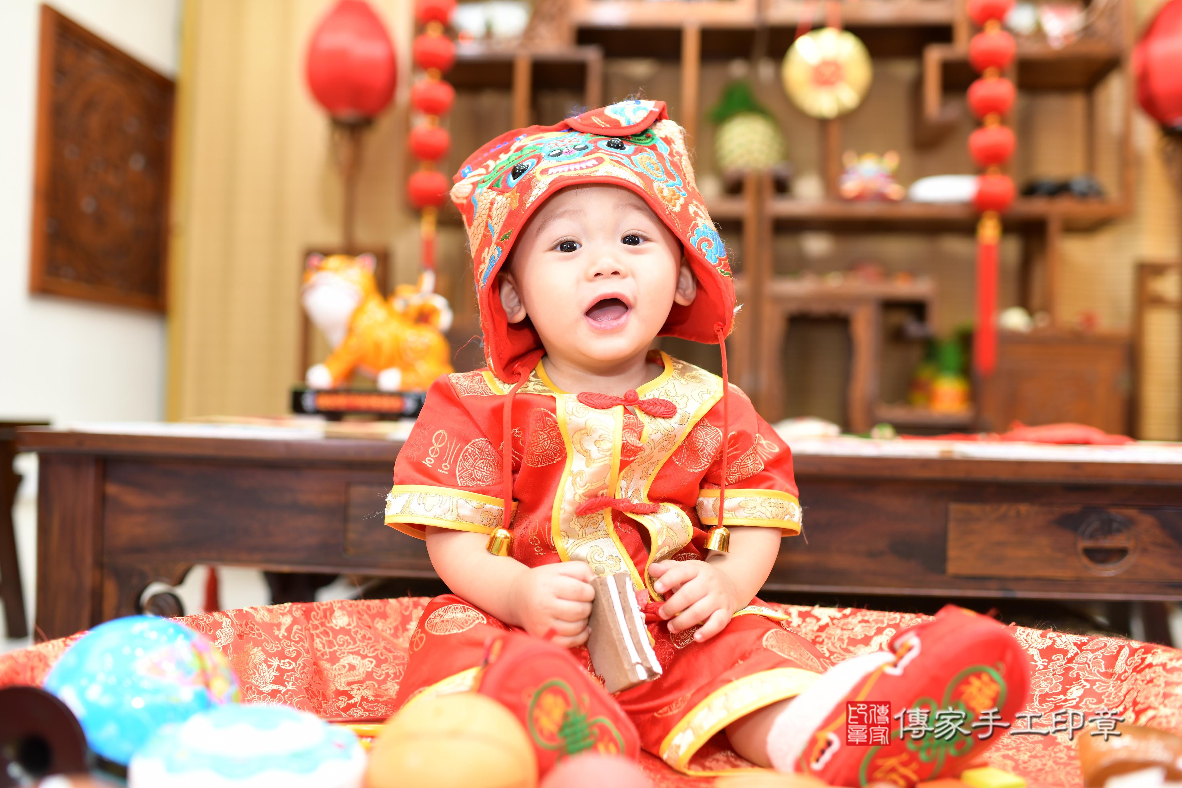 傳家手工印章台南店、抓周、度脺、中國風會場、傳家嬰兒古禮、吉祥話、抓周道具物品24種、拍照。抓周證書。寶寶抓周、滿周歲、生日快樂、祝福