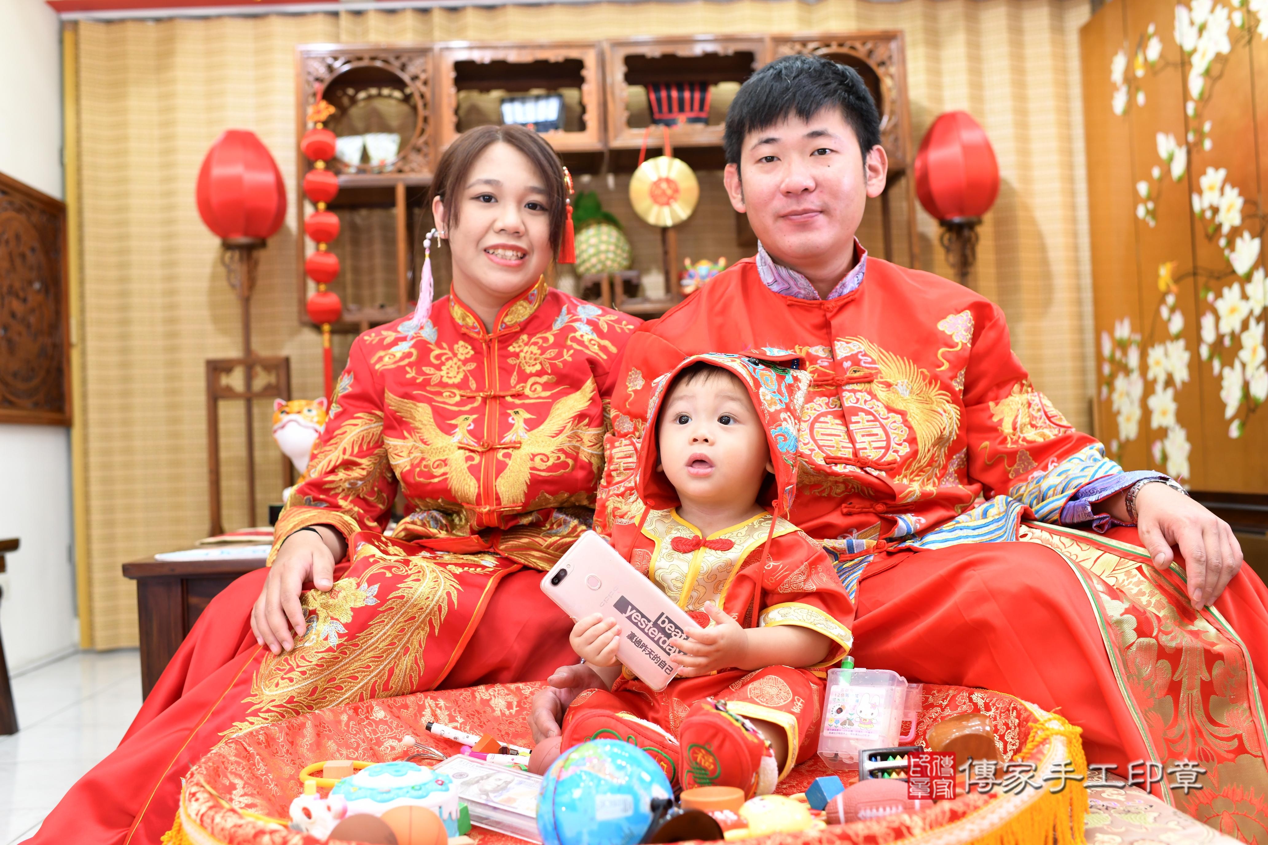 傳家手工印章台南店、抓周、度脺、中國風會場、傳家嬰兒古禮、吉祥話、抓周道具物品24種、拍照。抓周證書。寶寶抓周、滿周歲、生日快樂、祝福