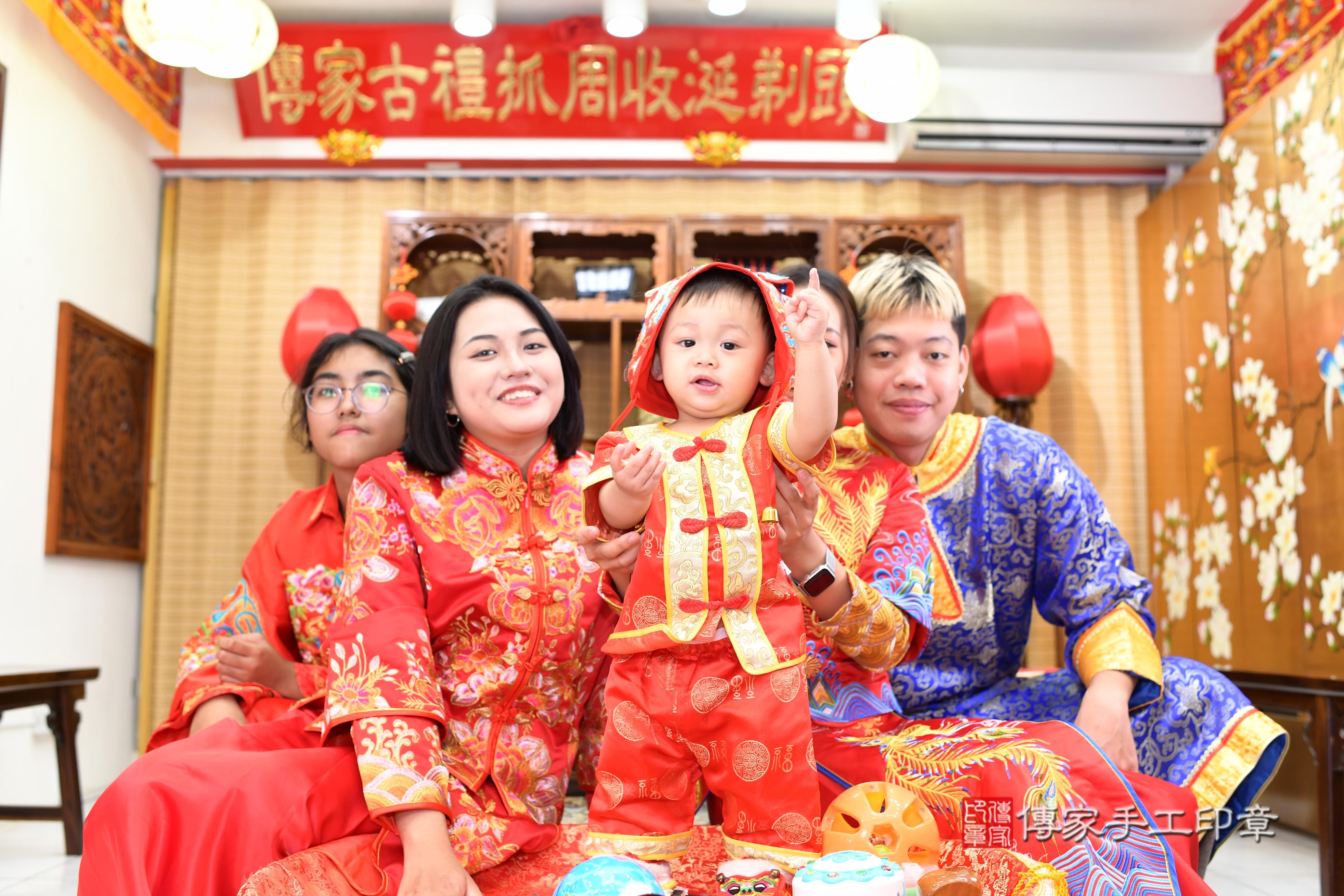傳家手工印章台南店、抓周、度脺、中國風會場、傳家嬰兒古禮、吉祥話、抓周道具物品24種、拍照。抓周證書。寶寶抓周、滿周歲、生日快樂、祝福