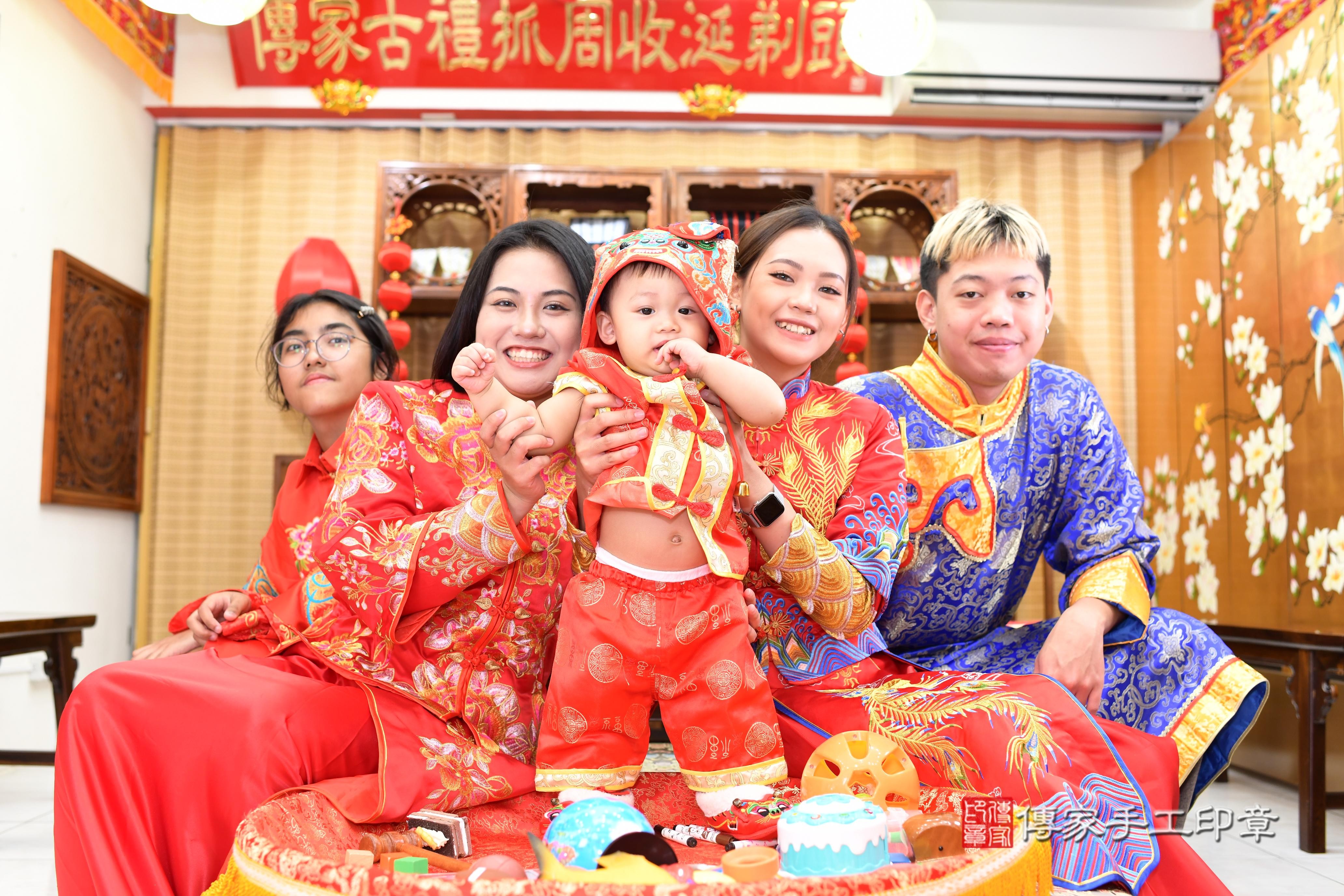 傳家手工印章台南店、抓周、度脺、中國風會場、傳家嬰兒古禮、吉祥話、抓周道具物品24種、拍照。抓周證書。寶寶抓周、滿周歲、生日快樂、祝福