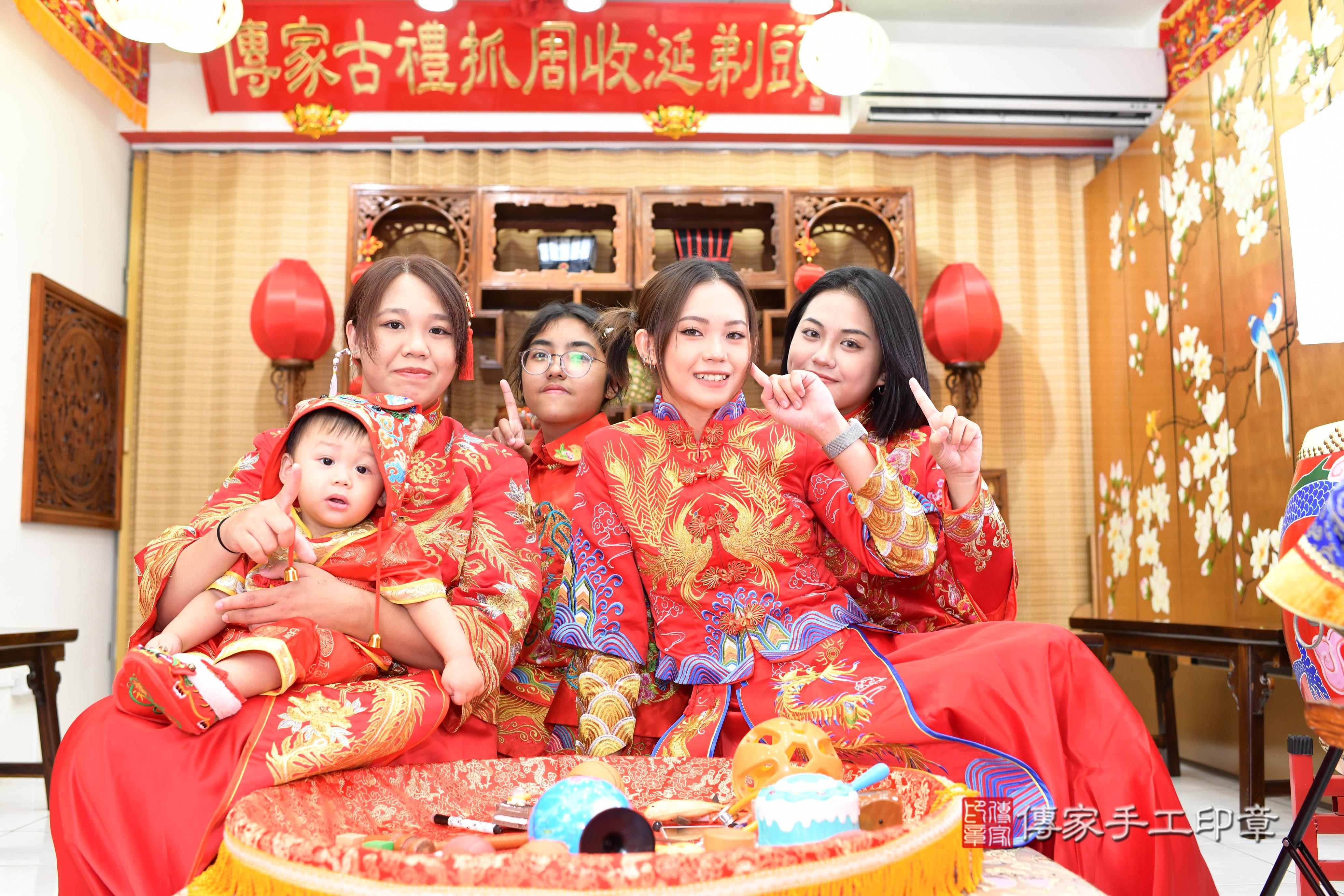 傳家手工印章台南店、抓周、度脺、中國風會場、傳家嬰兒古禮、吉祥話、抓周道具物品24種、拍照。抓周證書。寶寶抓周、滿周歲、生日快樂、祝福