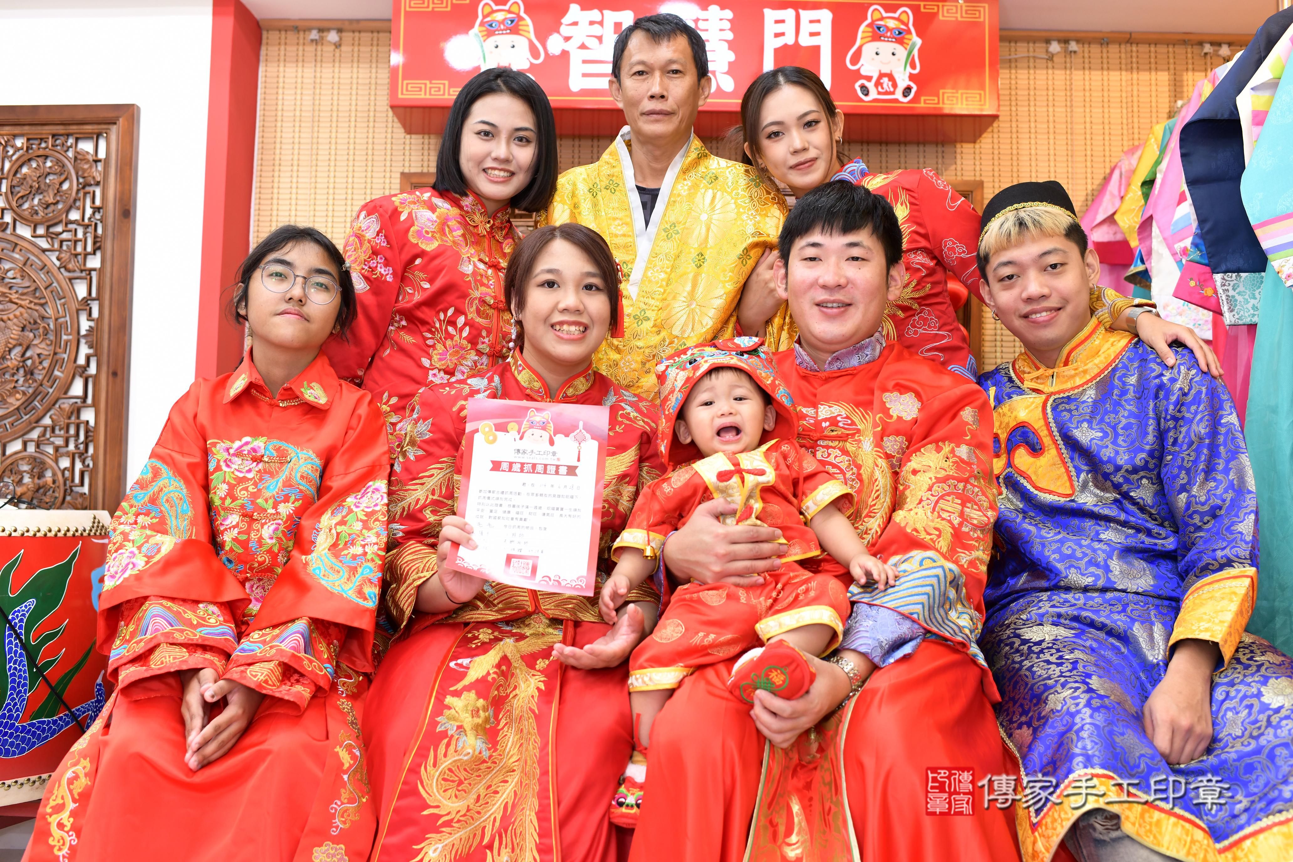 傳家手工印章台南店、抓周、度脺、中國風會場、傳家嬰兒古禮、吉祥話、抓周道具物品24種、拍照。抓周證書。寶寶抓周、滿周歲、生日快樂、祝福
