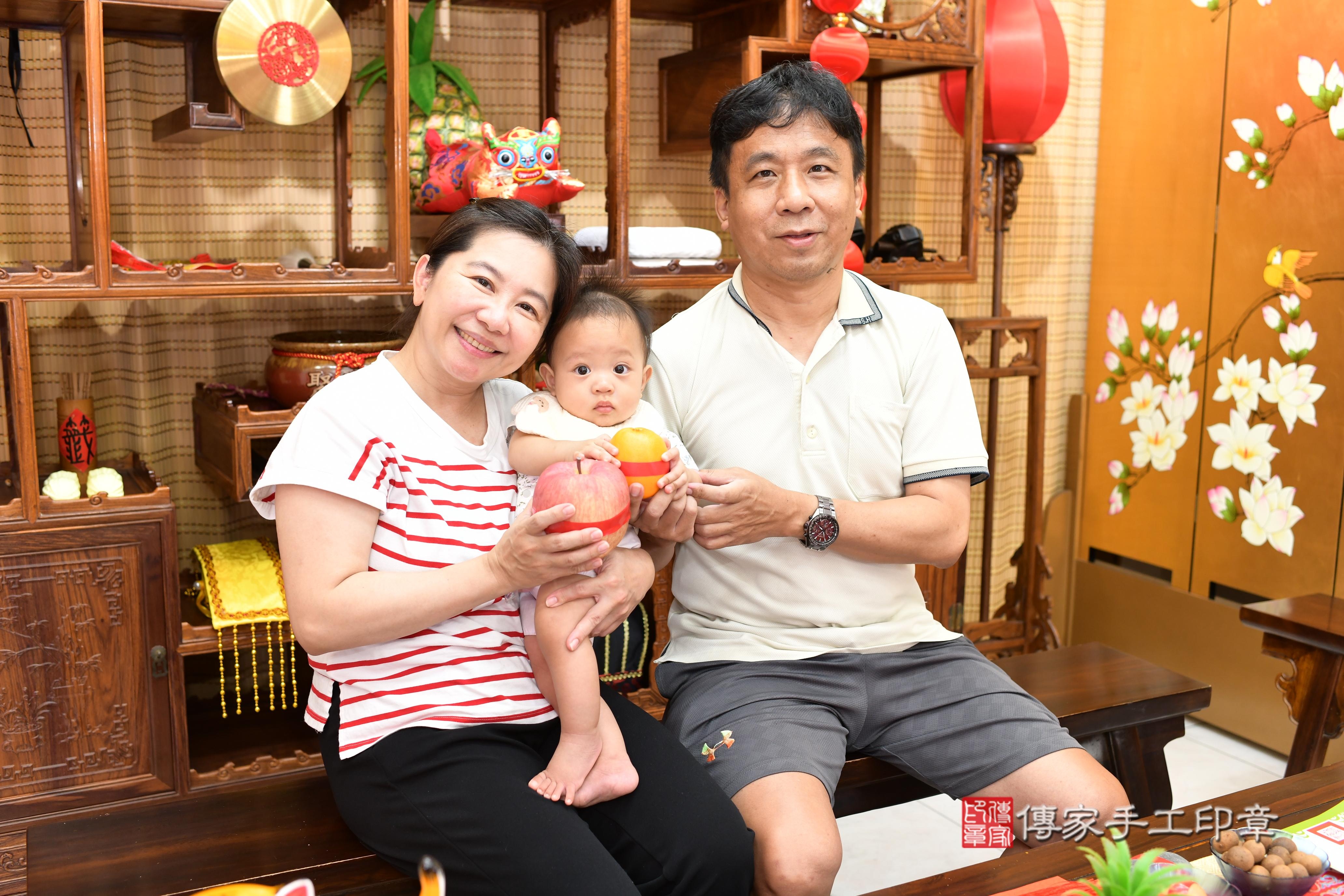 傳家手工印章台南店、抓周、度脺、中國風會場、傳家嬰兒古禮、吉祥話、抓周道具物品24種、拍照。抓周證書。寶寶抓周、滿周歲、生日快樂、祝福