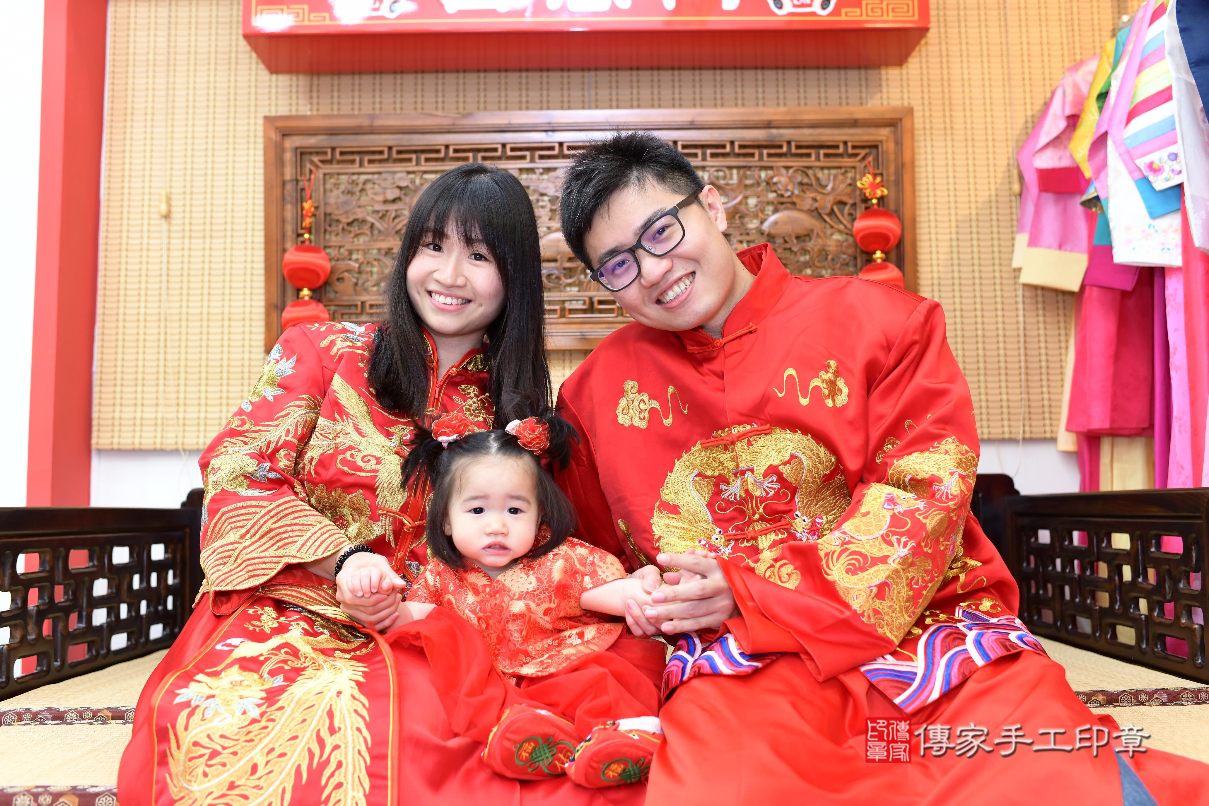 傳家手工印章台南店、抓周、度脺、中國風會場、傳家嬰兒古禮、吉祥話、抓周道具物品24種、拍照。抓周證書。寶寶抓周、滿周歲、生日快樂、祝福