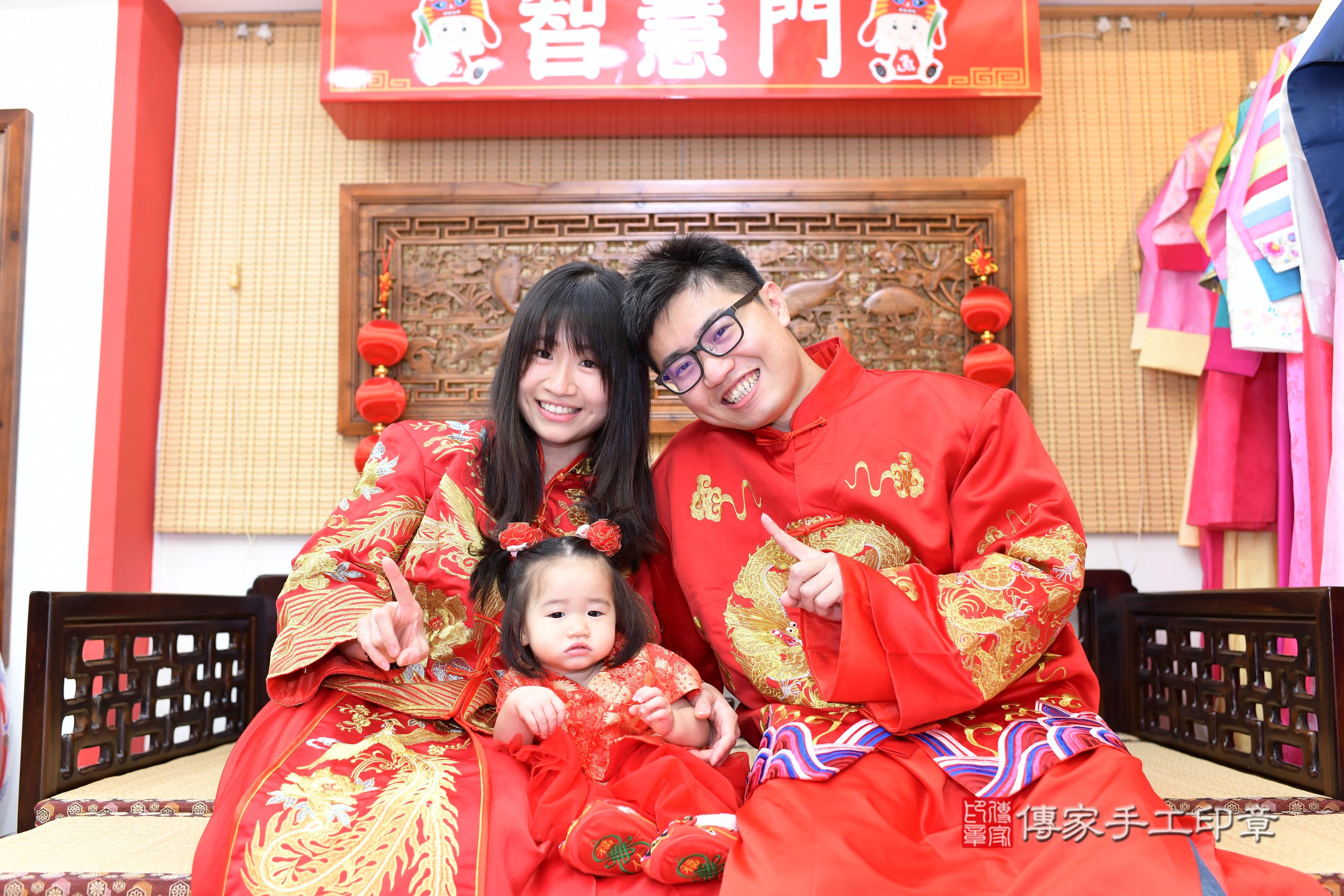傳家手工印章台南店、抓周、度脺、中國風會場、傳家嬰兒古禮、吉祥話、抓周道具物品24種、拍照。抓周證書。寶寶抓周、滿周歲、生日快樂、祝福