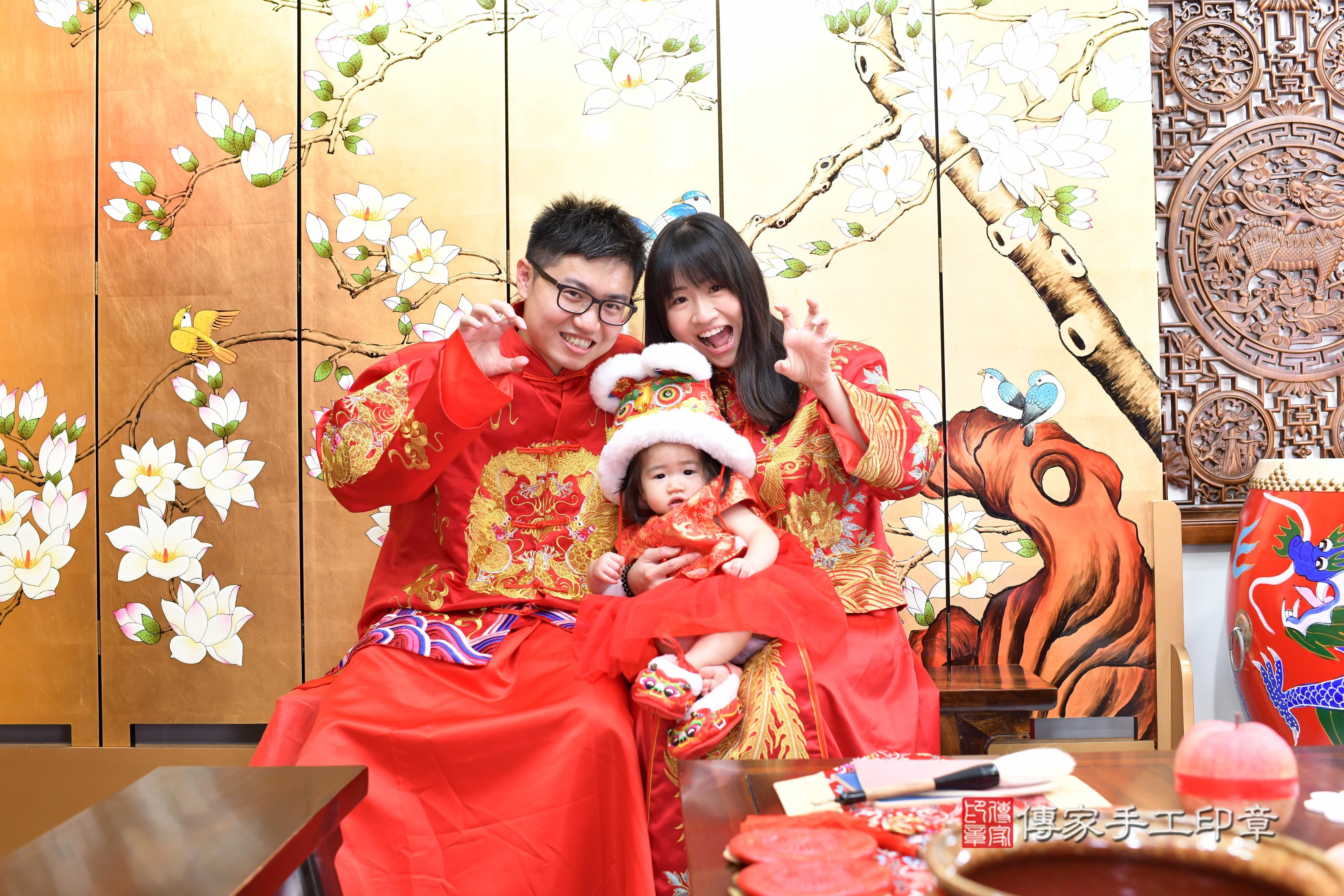 傳家手工印章台南店、抓周、度脺、中國風會場、傳家嬰兒古禮、吉祥話、抓周道具物品24種、拍照。抓周證書。寶寶抓周、滿周歲、生日快樂、祝福