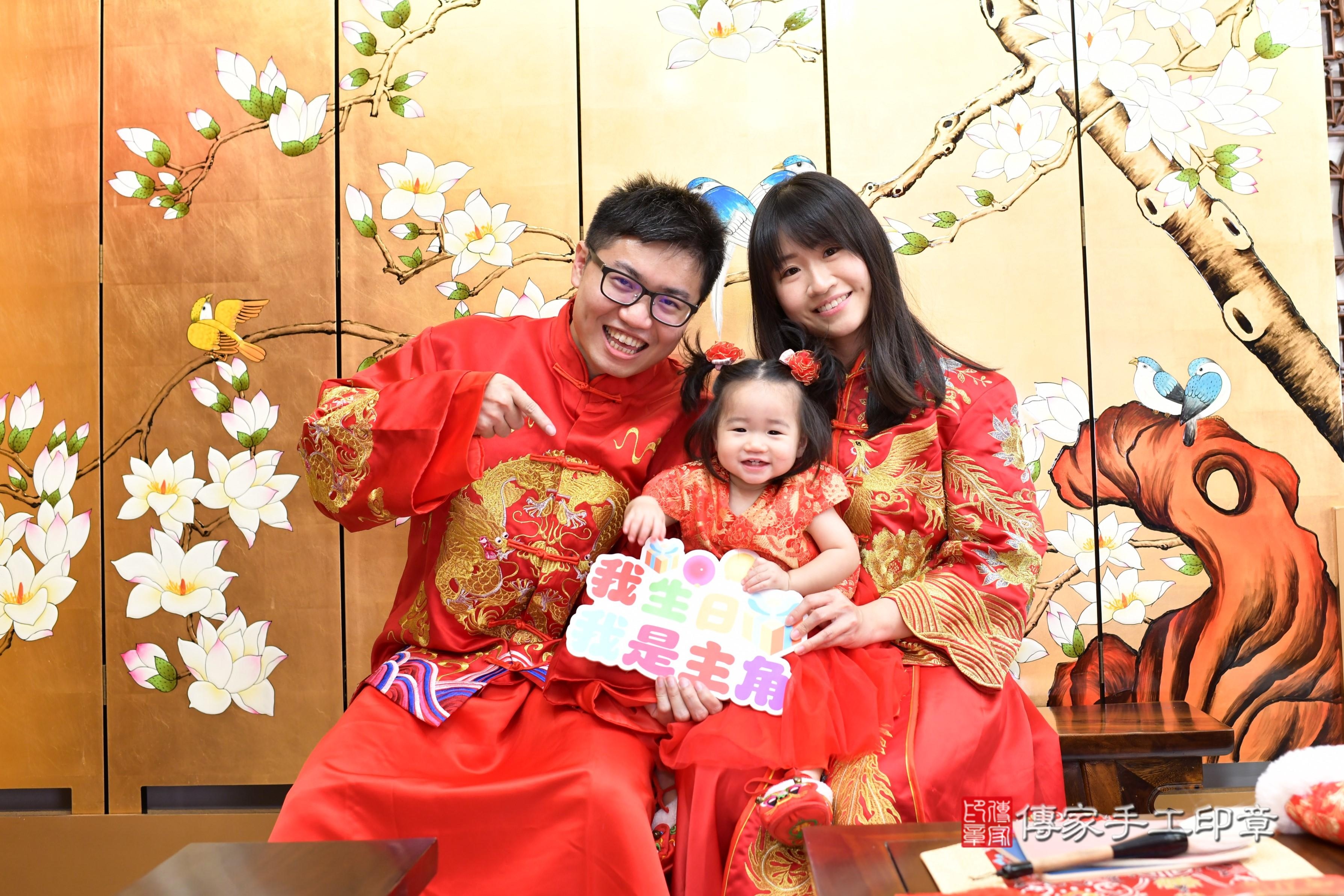 傳家手工印章台南店、抓周、度脺、中國風會場、傳家嬰兒古禮、吉祥話、抓周道具物品24種、拍照。抓周證書。寶寶抓周、滿周歲、生日快樂、祝福