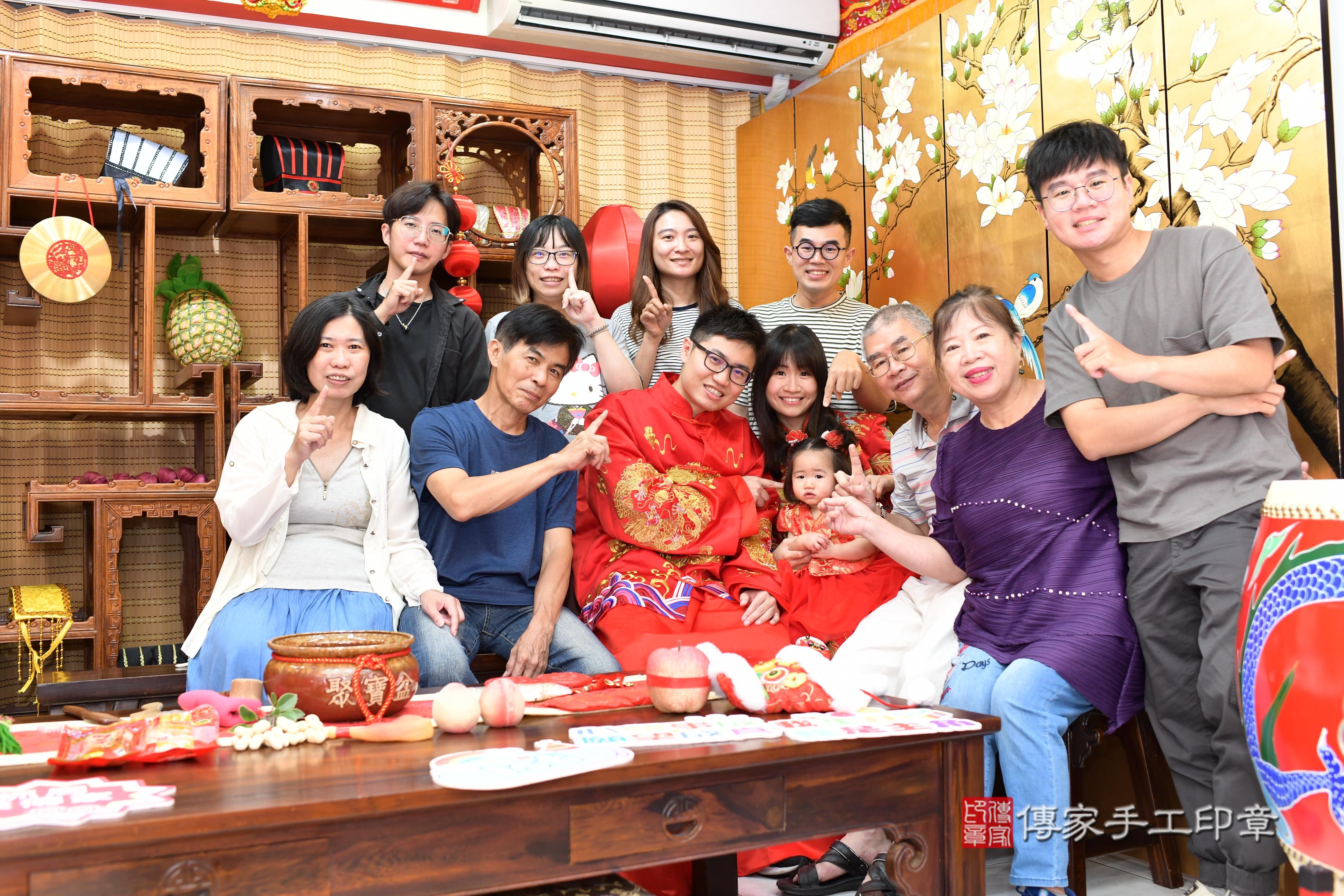 傳家手工印章台南店、抓周、度脺、中國風會場、傳家嬰兒古禮、吉祥話、抓周道具物品24種、拍照。抓周證書。寶寶抓周、滿周歲、生日快樂、祝福