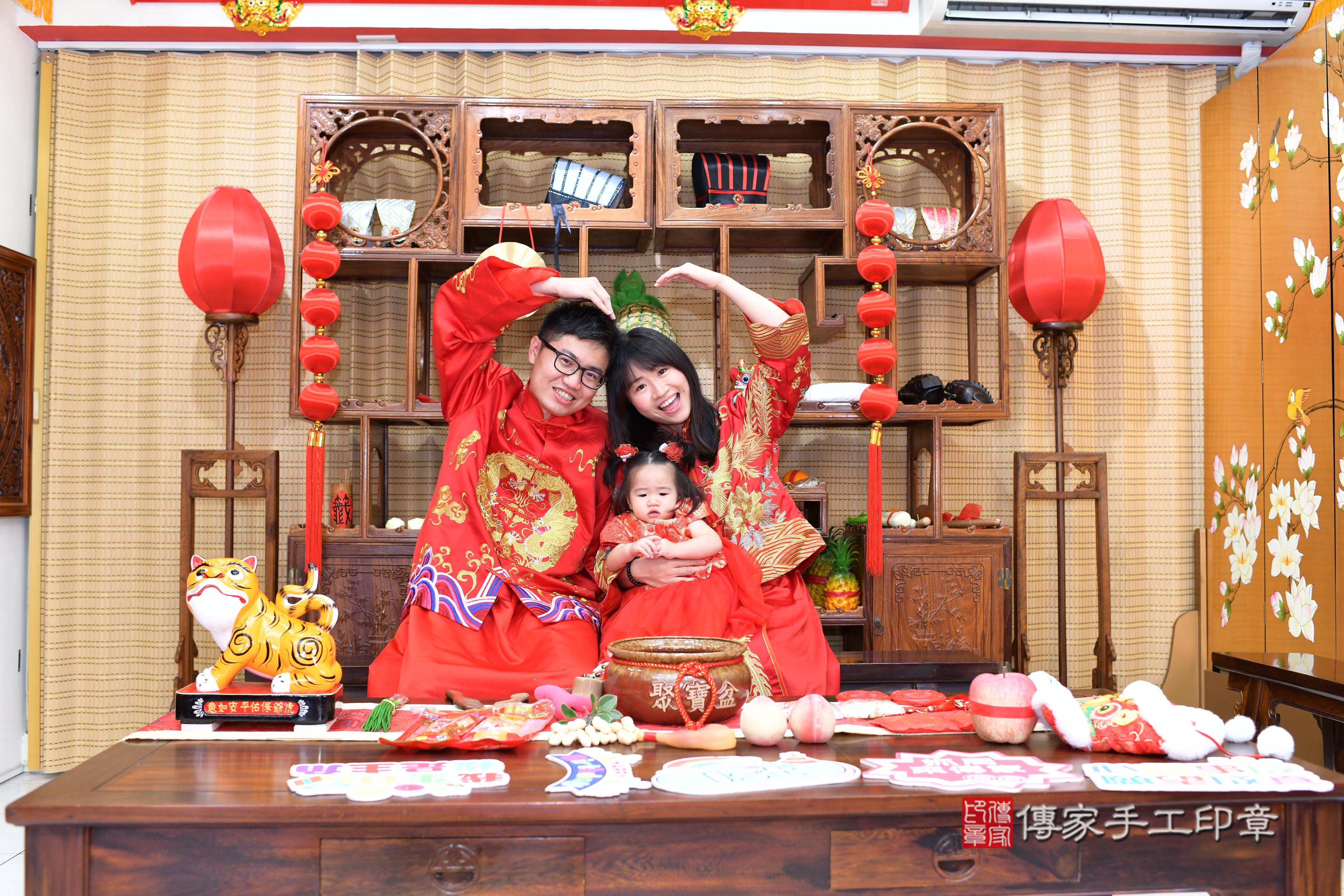 傳家手工印章台南店、抓周、度脺、中國風會場、傳家嬰兒古禮、吉祥話、抓周道具物品24種、拍照。抓周證書。寶寶抓周、滿周歲、生日快樂、祝福