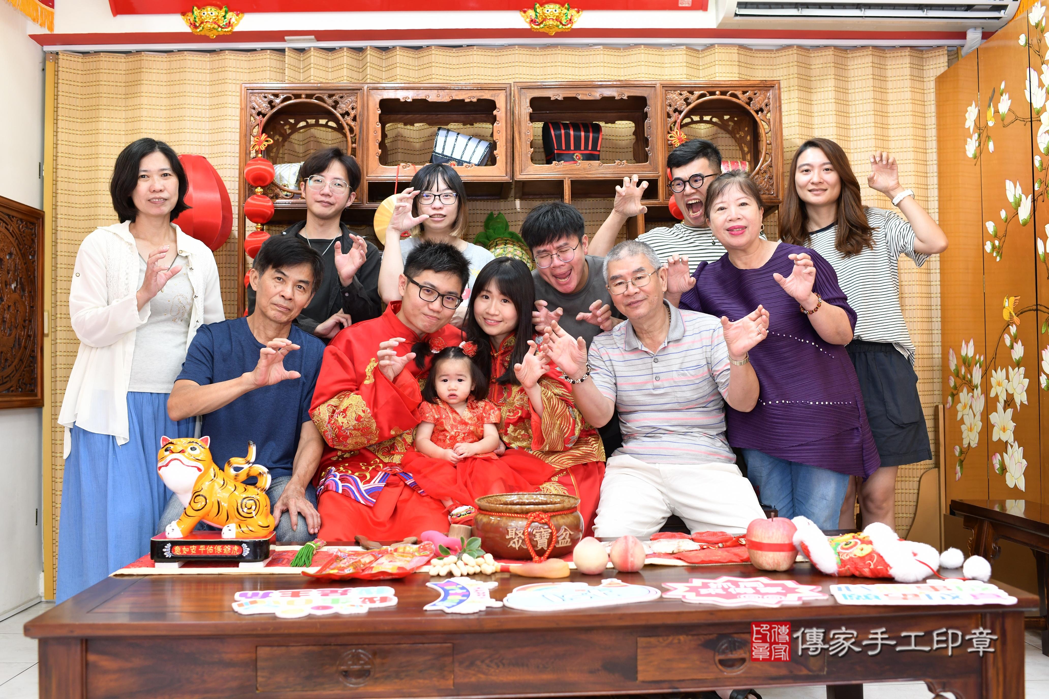 傳家手工印章台南店、抓周、度脺、中國風會場、傳家嬰兒古禮、吉祥話、抓周道具物品24種、拍照。抓周證書。寶寶抓周、滿周歲、生日快樂、祝福