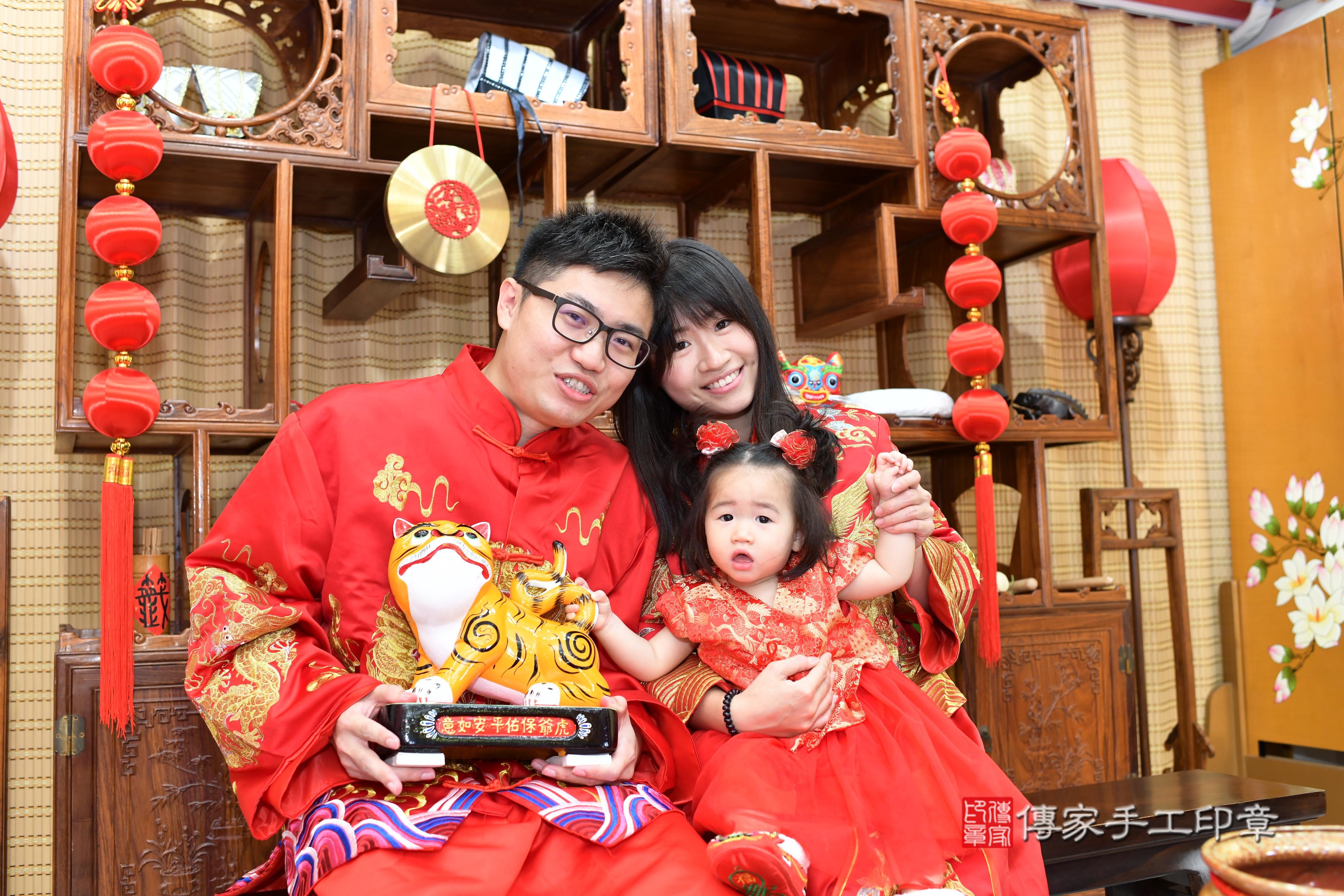 傳家手工印章台南店、抓周、度脺、中國風會場、傳家嬰兒古禮、吉祥話、抓周道具物品24種、拍照。抓周證書。寶寶抓周、滿周歲、生日快樂、祝福