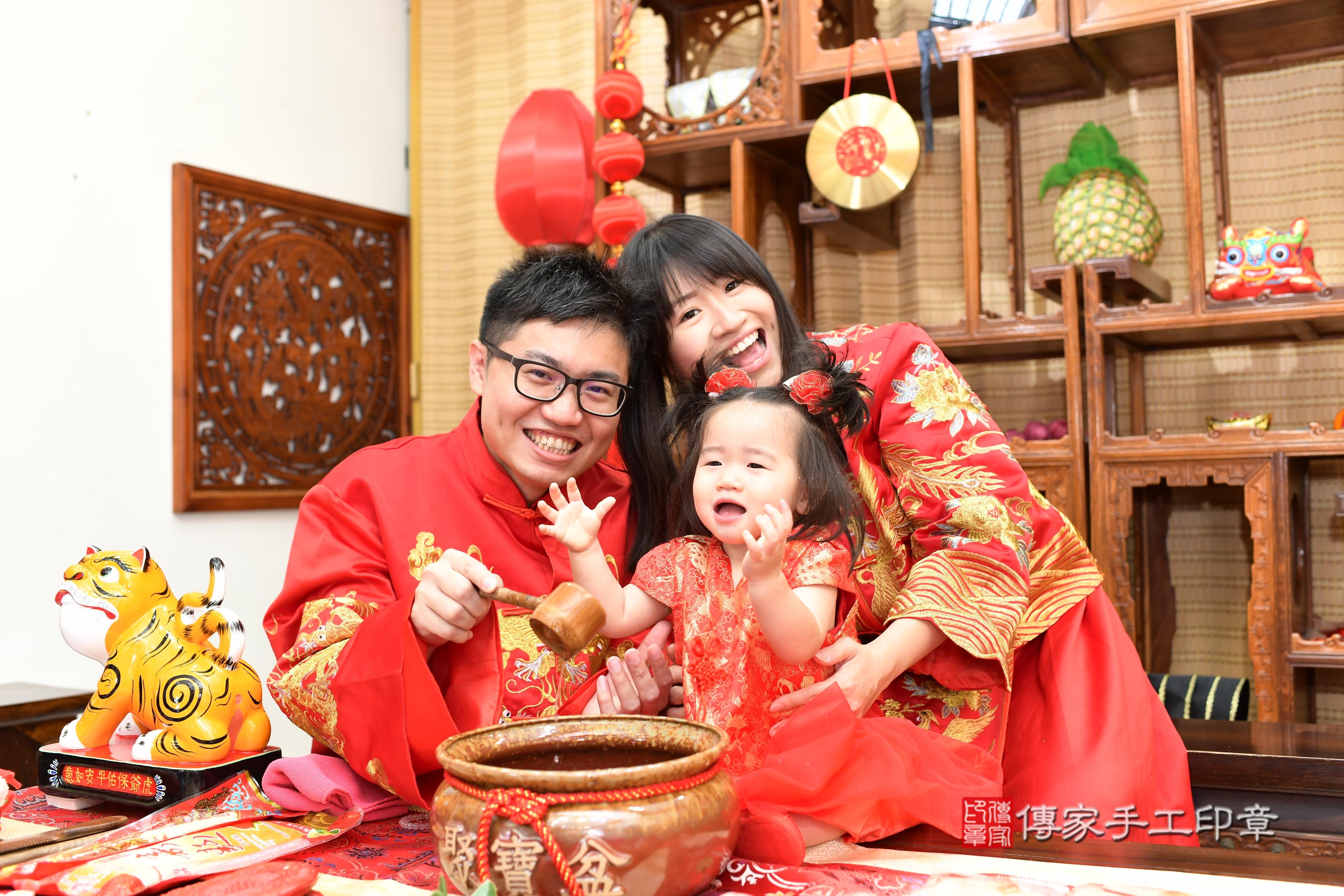 傳家手工印章台南店、抓周、度脺、中國風會場、傳家嬰兒古禮、吉祥話、抓周道具物品24種、拍照。抓周證書。寶寶抓周、滿周歲、生日快樂、祝福